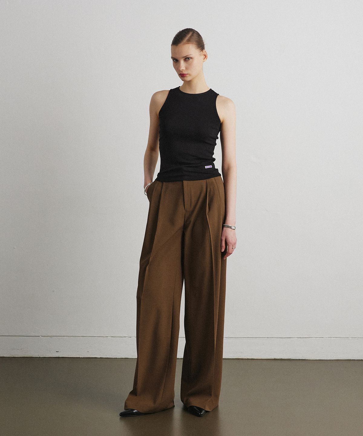 아흐레(AHRE) FLOW TUCK WIDE SLACKS_BROWN