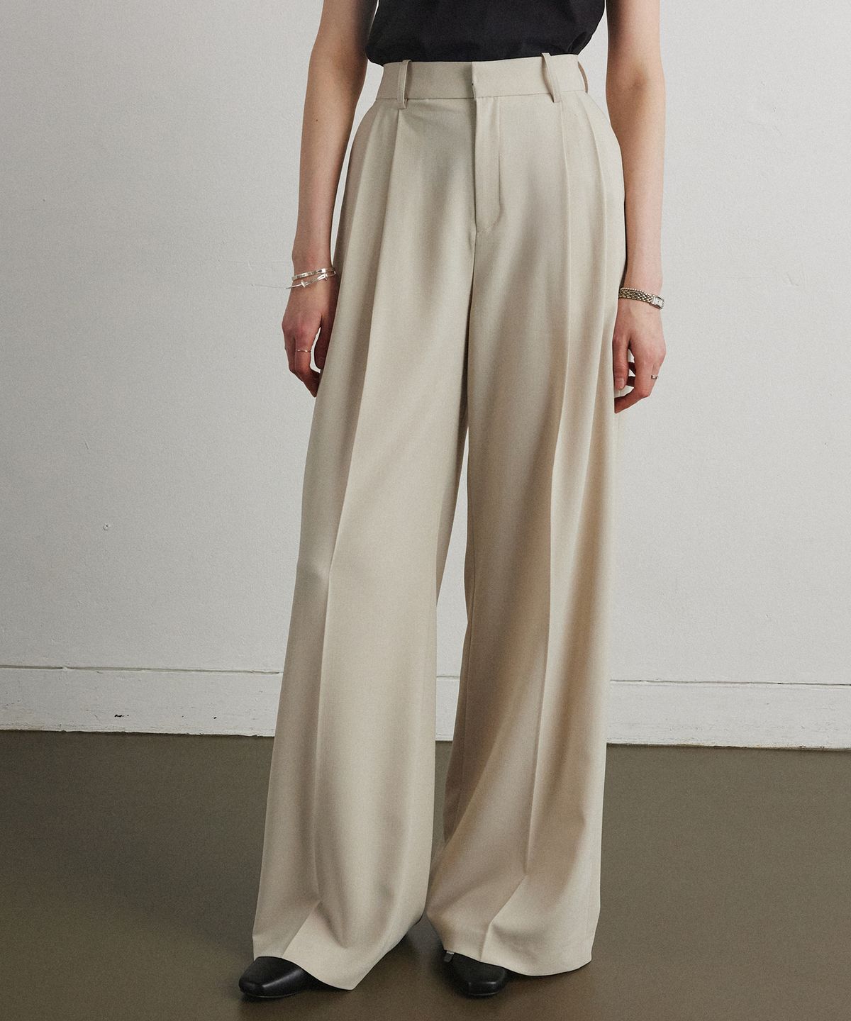 아흐레(AHRE) FLOW TUCK WIDE SLACKS_BEIGE
