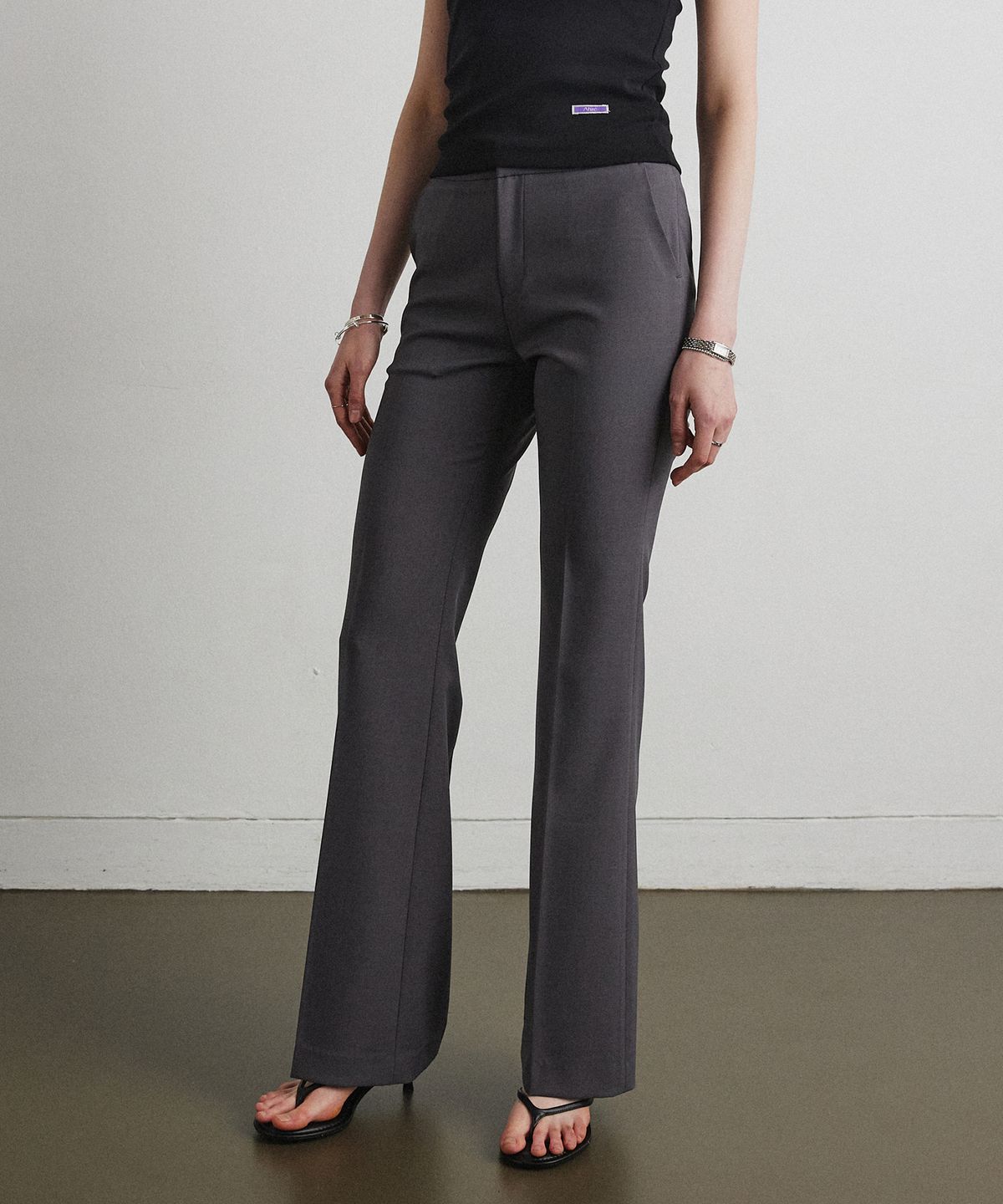 아흐레(AHRE) ESSENTIAL BOOTCUT SLACKS_DARK GREY