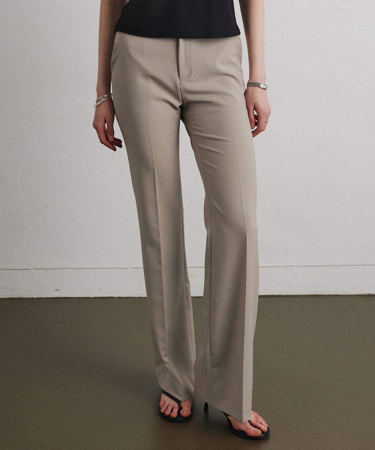 아흐레(AHRE) ESSENTIAL BOOTCUT SLACKS_BEIGE