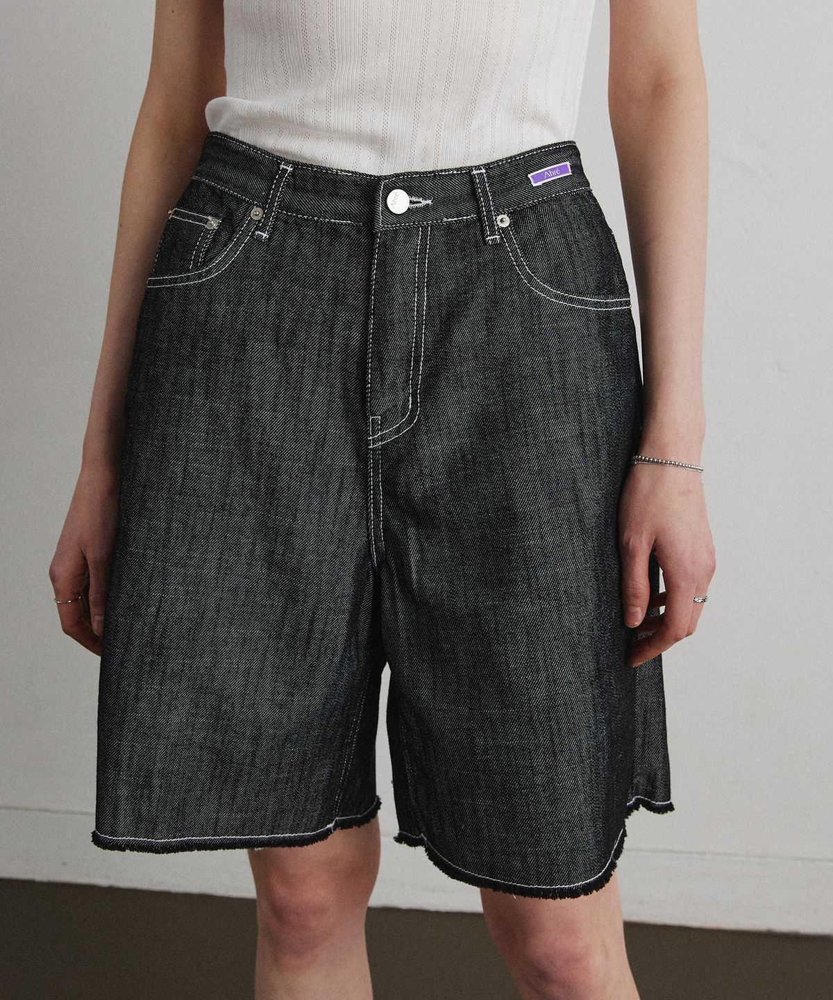 아흐레(AHRE) DISTRESSED BERMUDA DENIM PANTS_BLACK