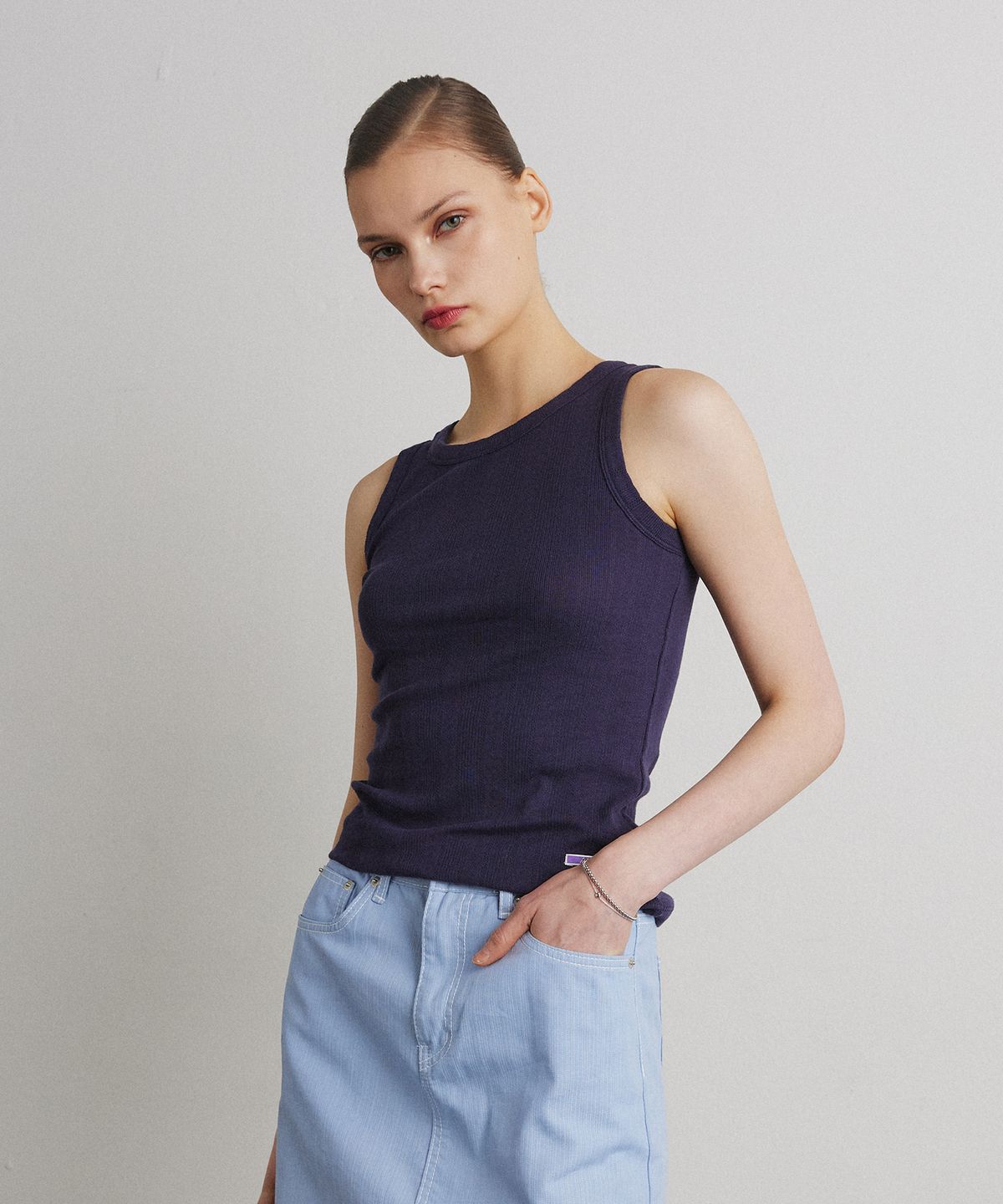 아흐레(AHRE) EYELET COTTON SLEEVELESS_NAVY