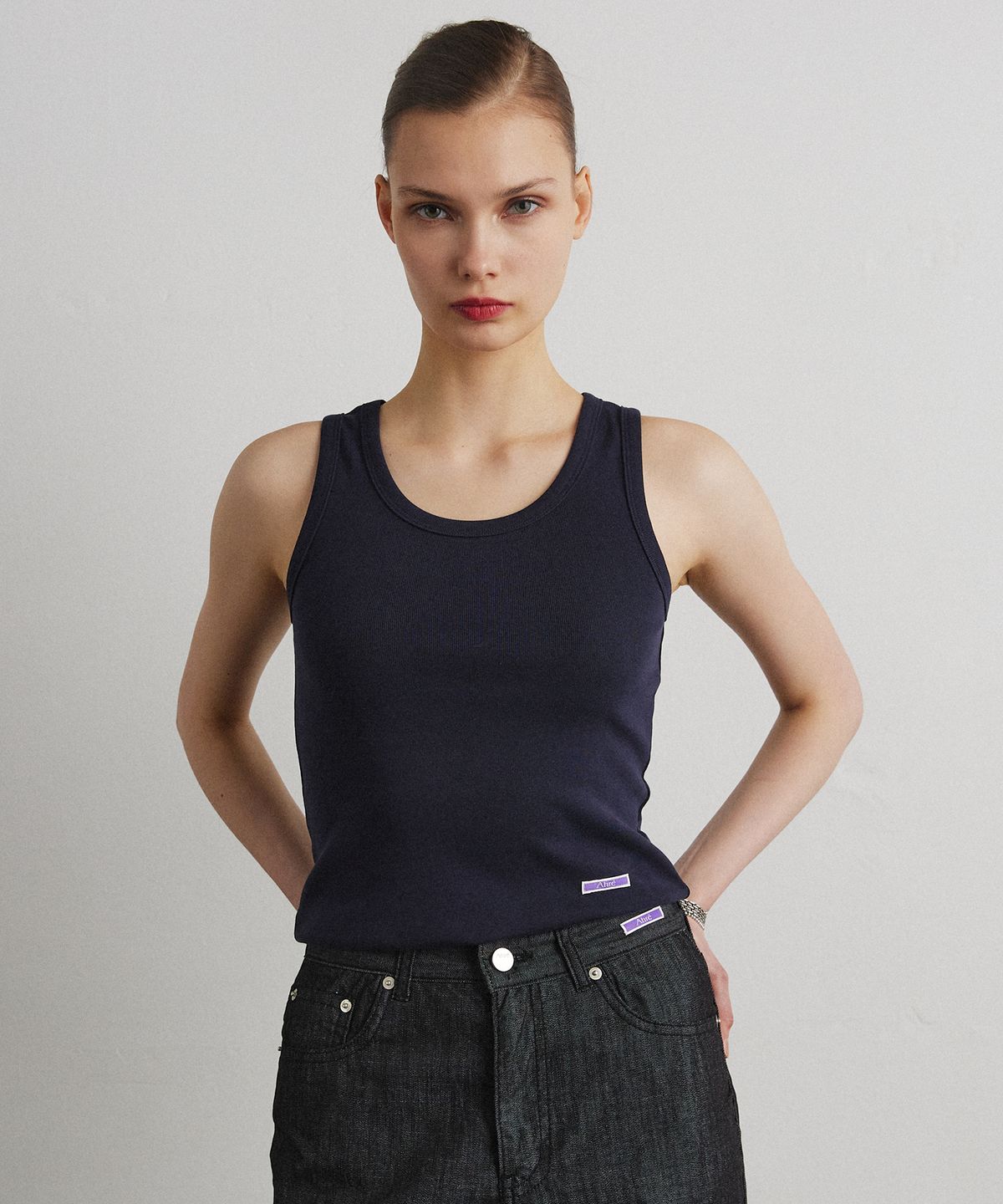 아흐레(AHRE) SCOOP NECK SLEEVELESS_NAVY