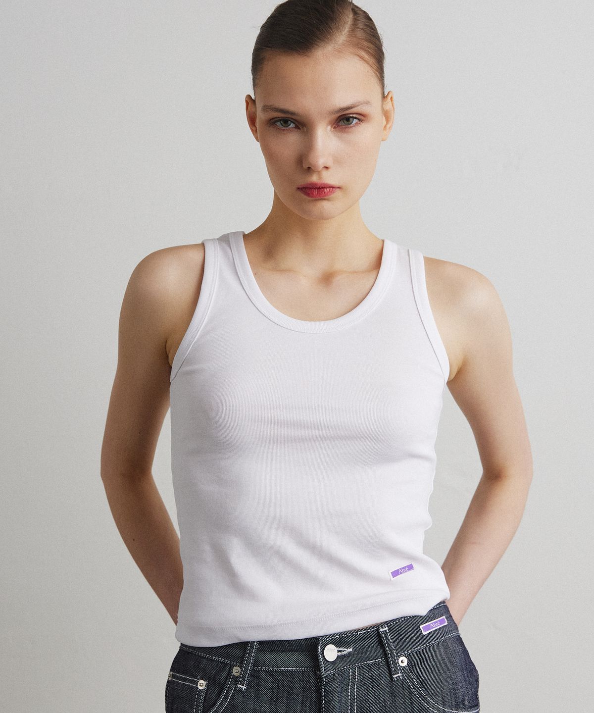아흐레(AHRE) SCOOP NECK SLEEVELESS_WHITE