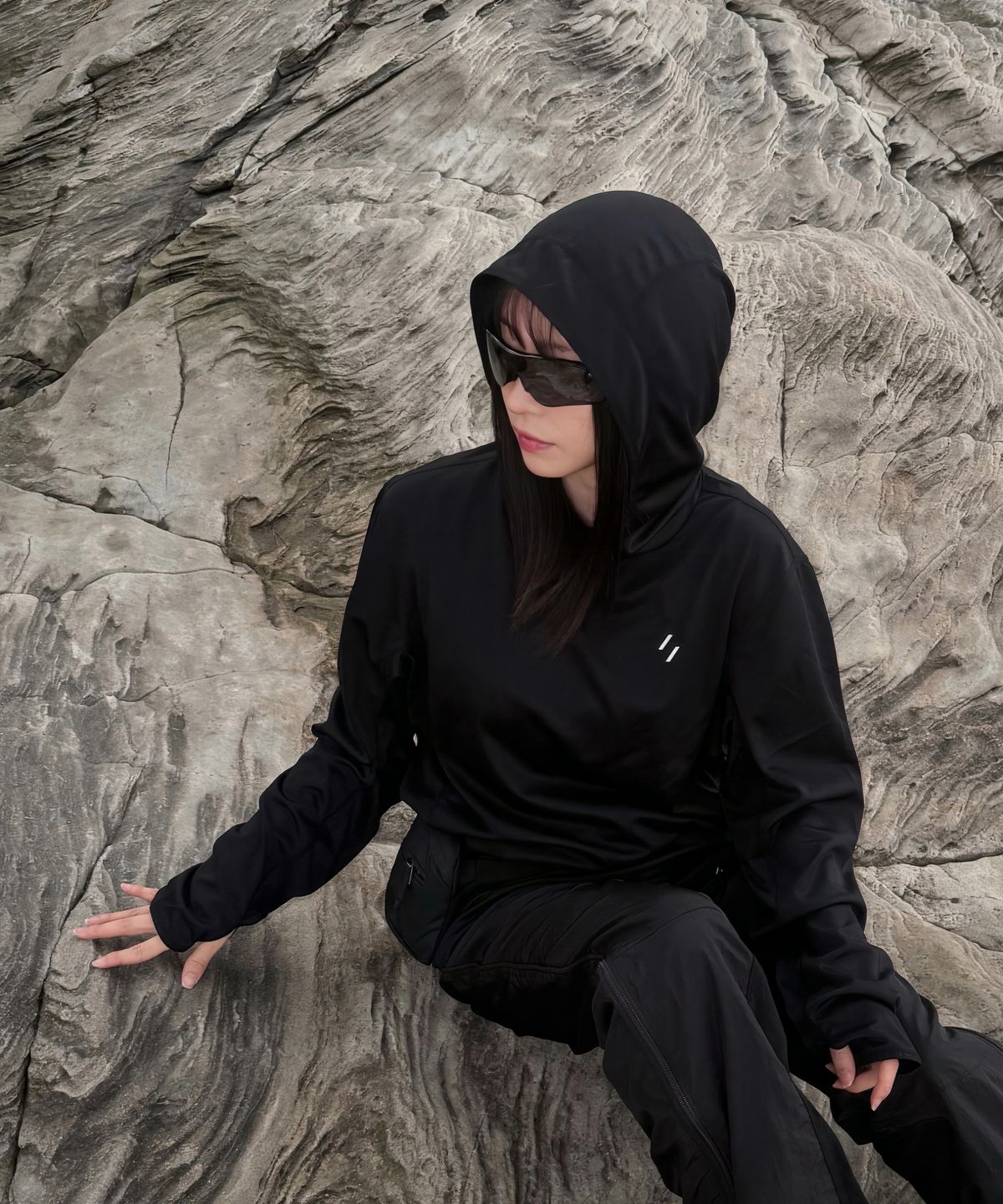 웰터 익스페리먼트(WELTER EXPERIMENT) BRISA PULLOVER HOODIE_BLACK