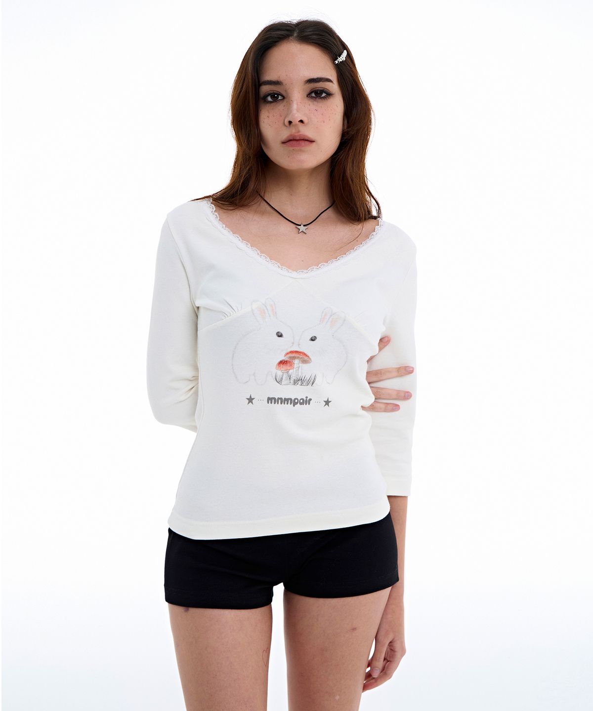 미니멀페어(MINIMALPAIR) Rabbit Lace V-Neck Tee White