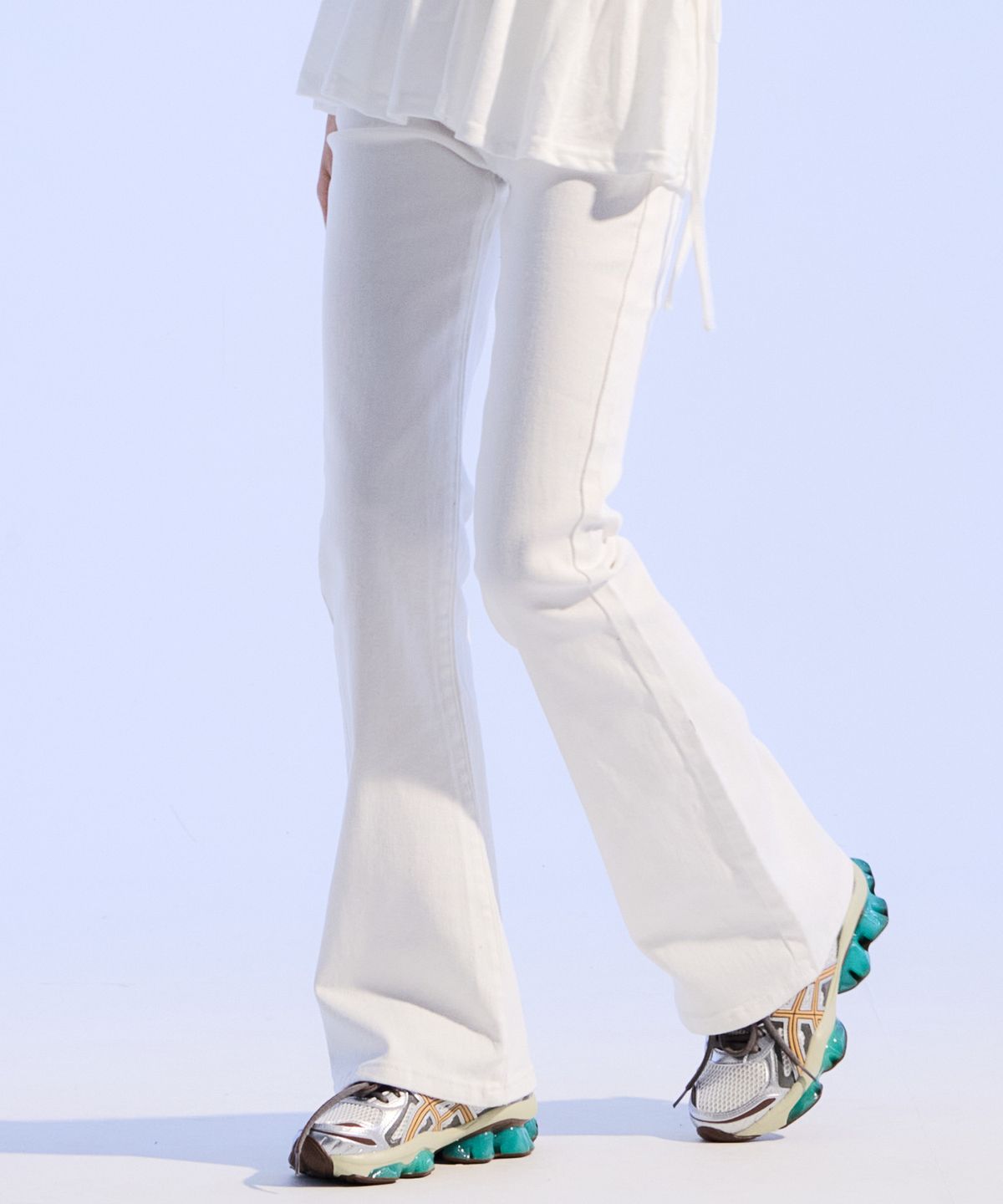 모아(MOAA) Fade Flare Jean (WHITE)