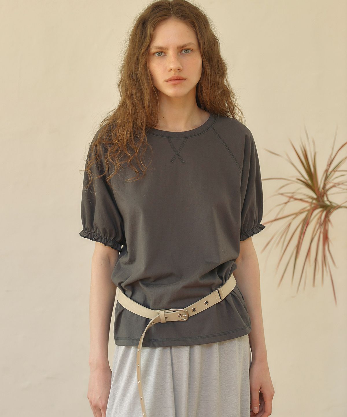 아우로(OURO) PUFF SHIRRING T-SHIRTS [ CHARCOAL ]