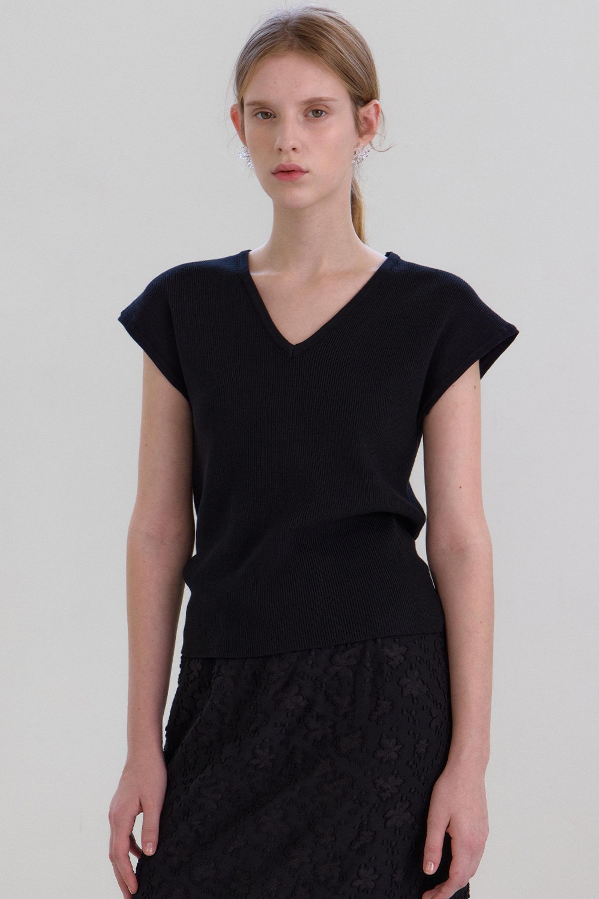 오브오브(OVEOF) V-Neck Knit Top_Black