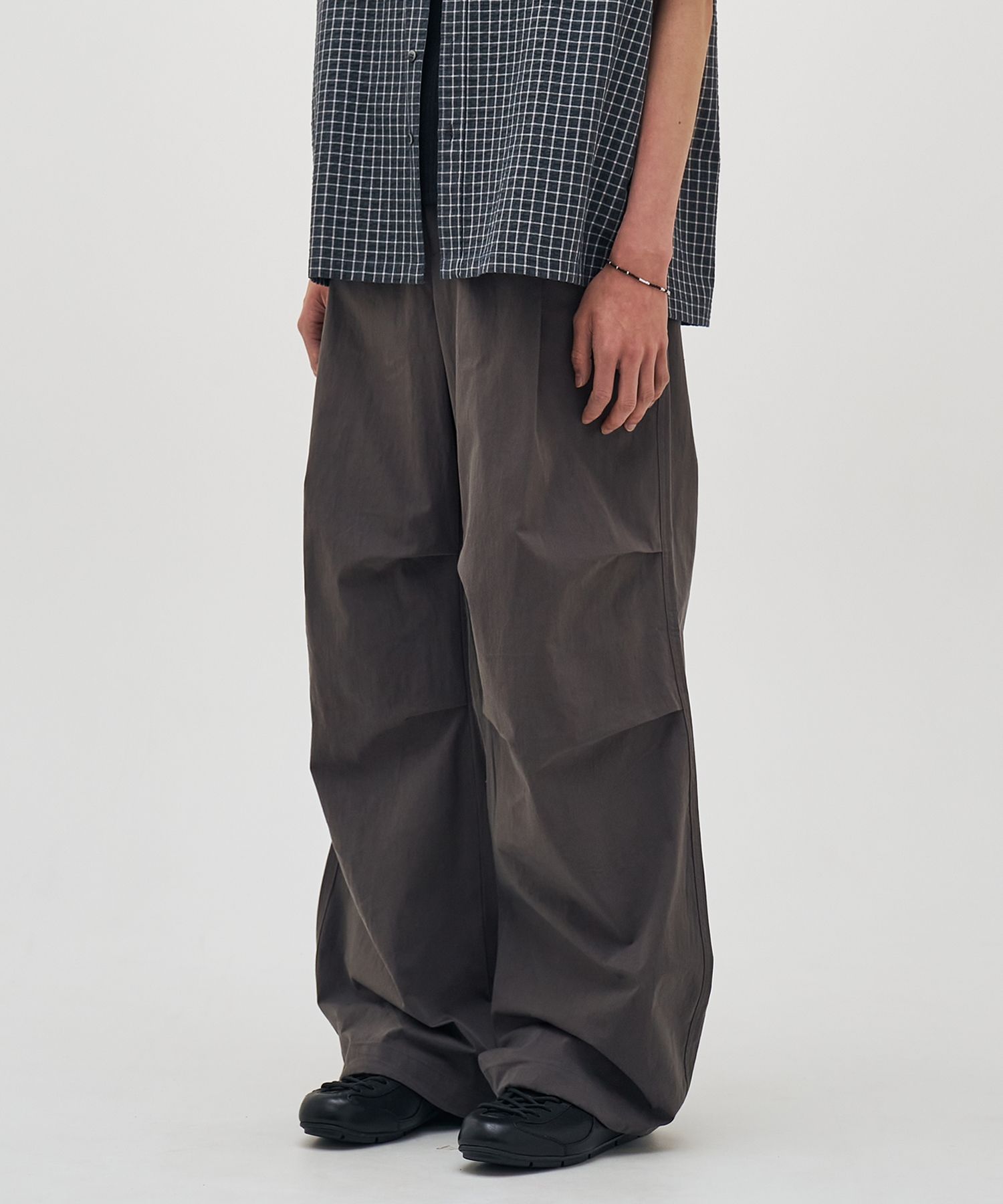 【BAON】[unisex] Domico Banding Rivet Wide Parachute Pants 00-twee_model_CR_00.jpg