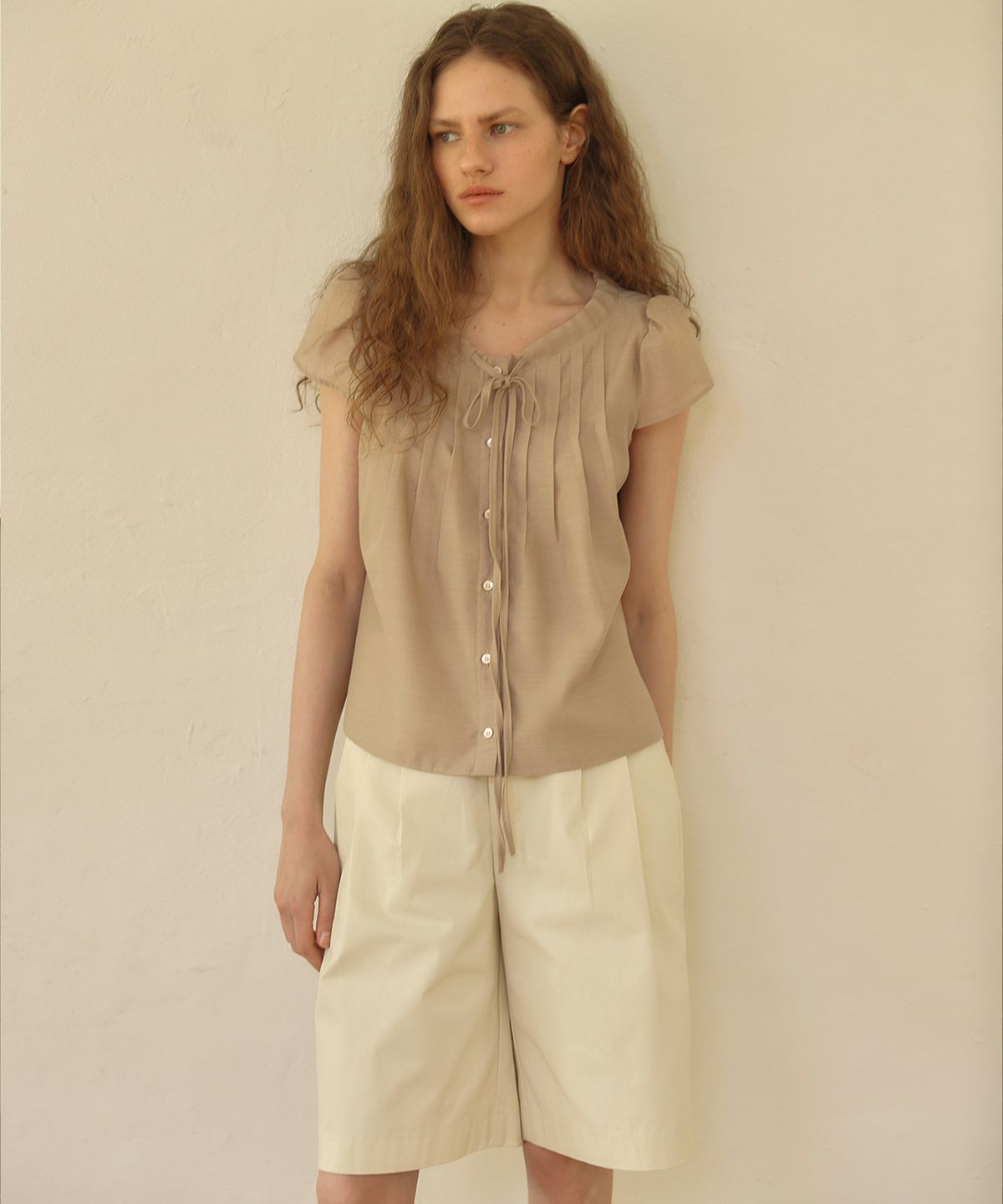 아우로(OURO) BUTTON STRAP MIDI PANTS [ CREAM ]