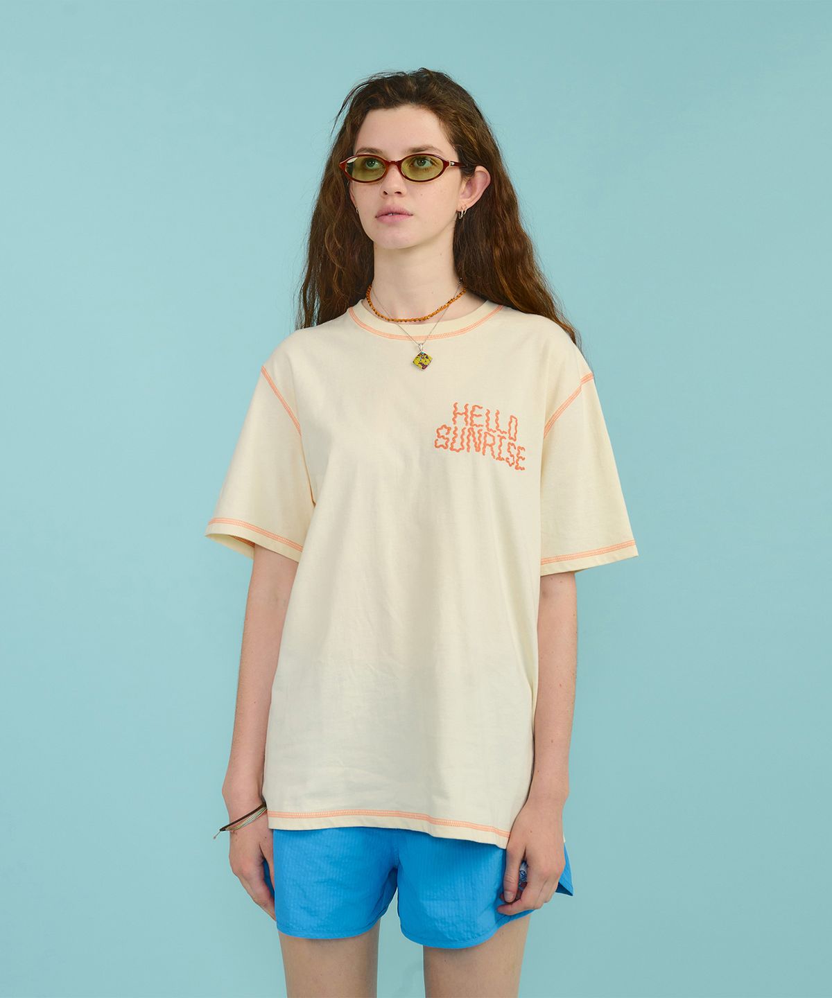 헬로 선라이즈(HELLO SUNRISE) HS Doodle Typo Stitch Tee_Cream