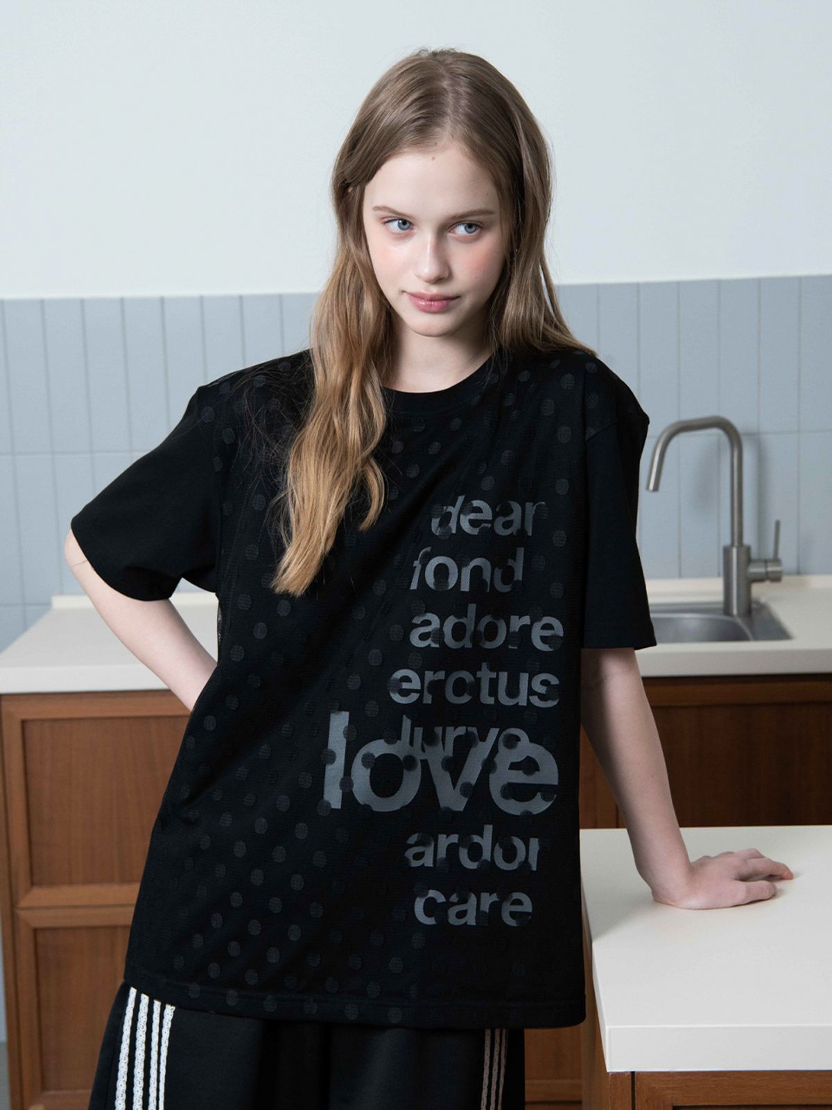오피쉬(OAFISH) DOT LACE LETTERING T-SHIRT, BLACK