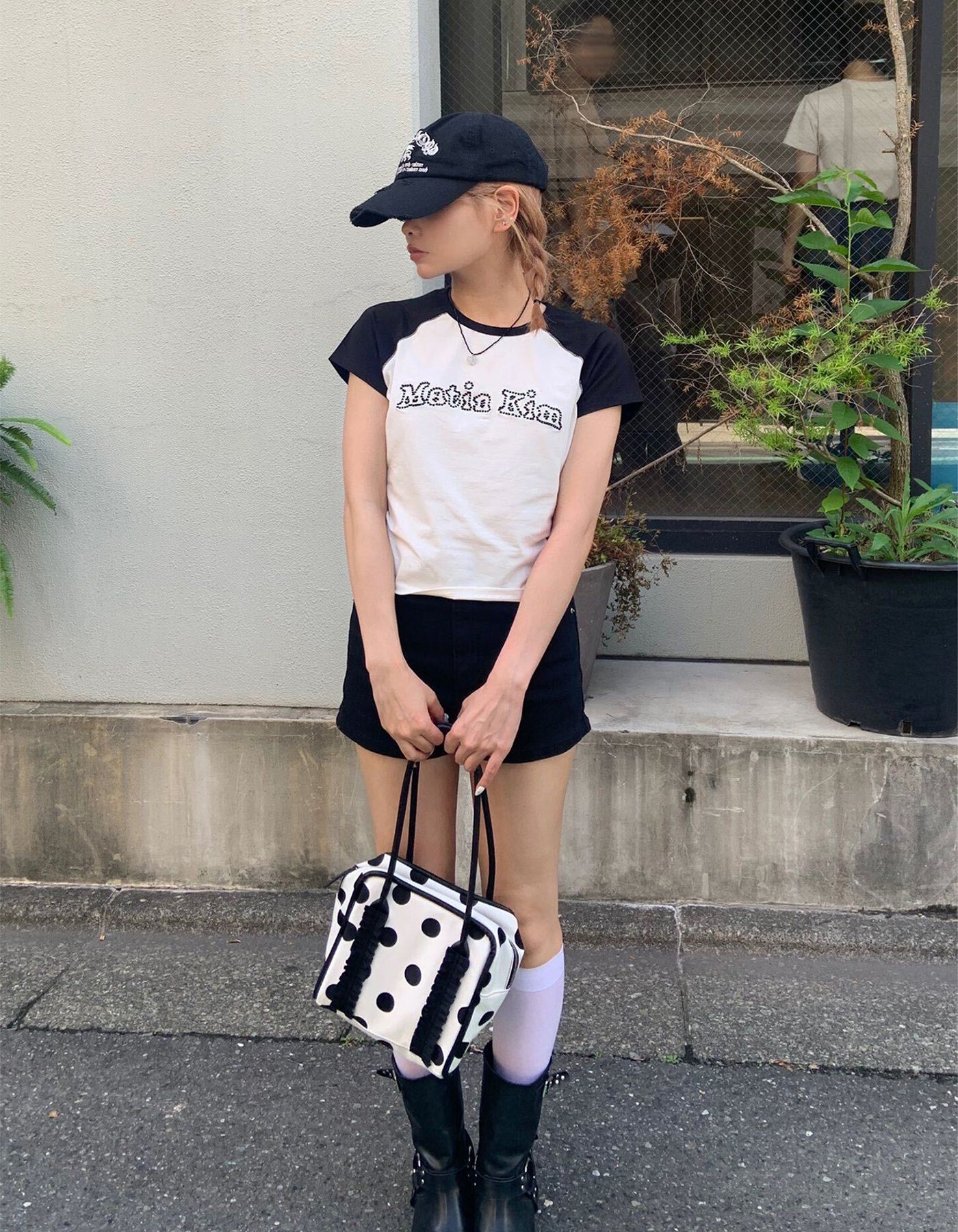 無料配送 ◆MATIN KIM ◆ FLOWER STITCH RAGLAN LOGO TOP FLOWER STITCH RAGLAN LOGO TOP IN BLACK – Matin Kim