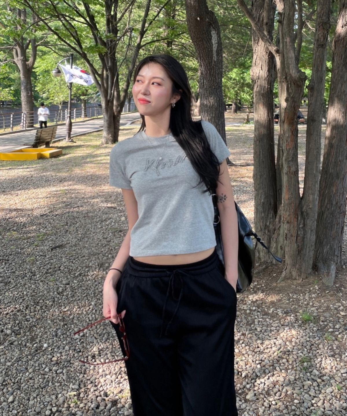 키뮤어(KIIMUIR) (우먼) 플라워 프릴 반팔 티셔츠_그레이