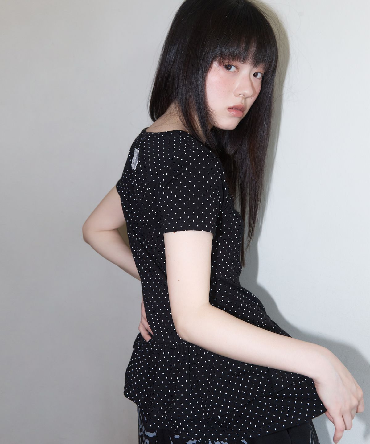 팬시클럽(FANCY CLUB) 프릴 레이어드 도트 티 (BLACK) F25QB128