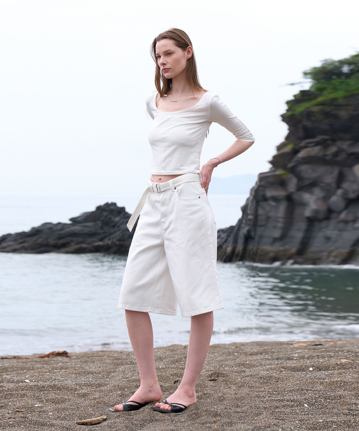 노이어 포 우먼(NOIRER FOR WOMAN) 벨티드 버뮤다 와이드 데님 팬츠 (화이트)