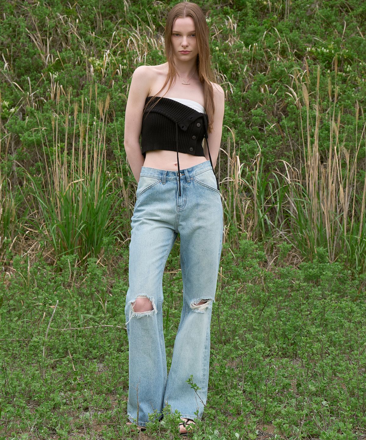 노이어 포 우먼(NOIRER FOR WOMAN) 데미지 플레어 데님 팬츠 (라이트블루)