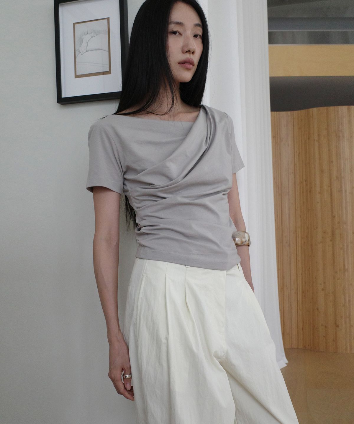 노이어 포 우먼(NOIRER FOR WOMAN) 오프숄더 셔링 하프 티셔츠 (라이트그레이)