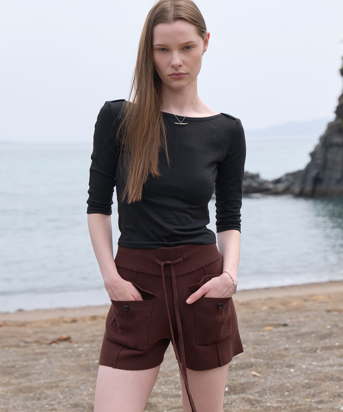 노이어 포 우먼(NOIRER FOR WOMAN) 리버시블 U넥 하프 티셔츠 (블랙)