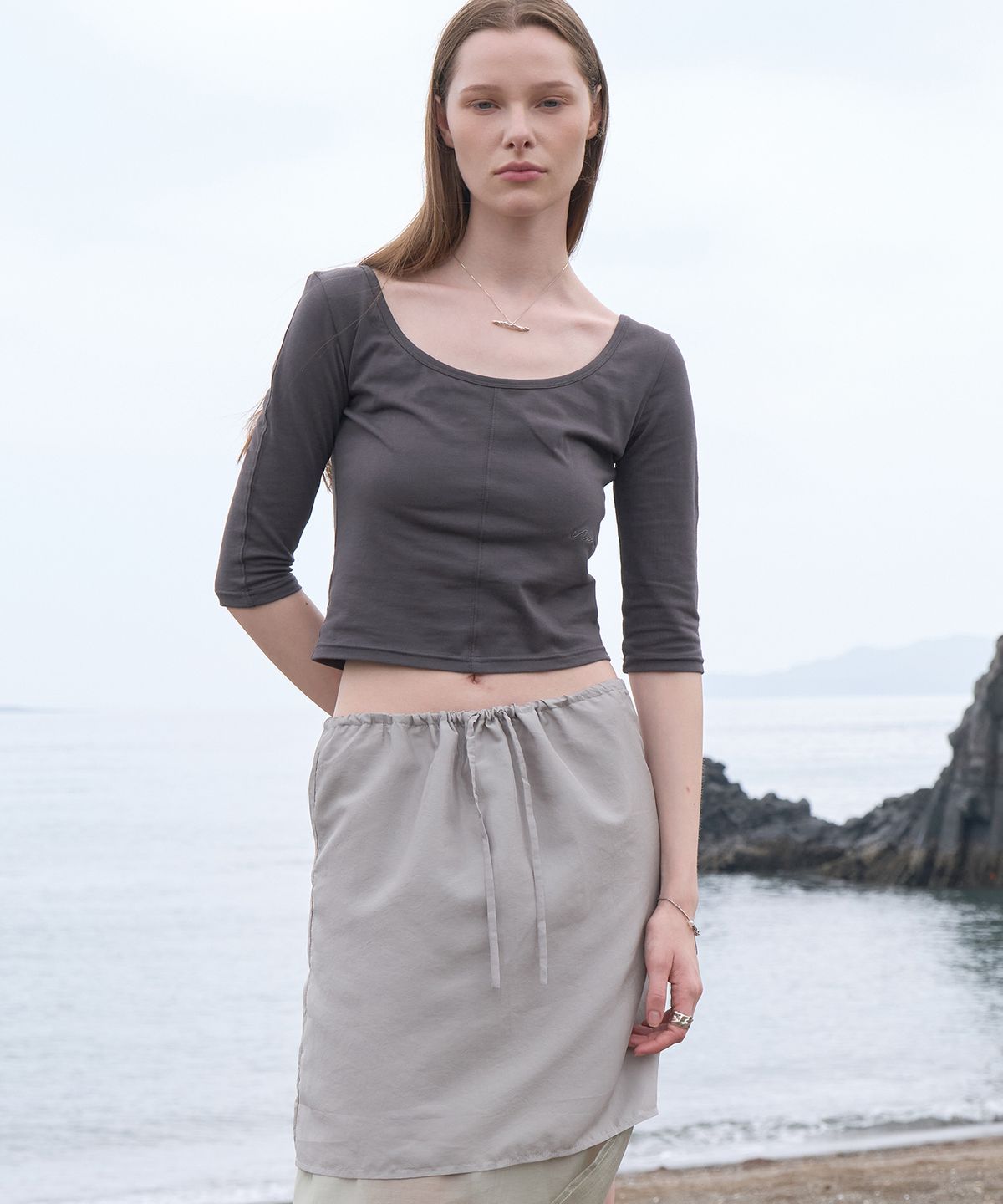 노이어 포 우먼(NOIRER FOR WOMAN) 리버시블 U넥 하프 티셔츠 (차콜)