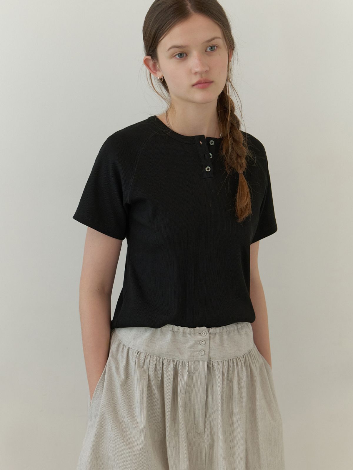 더미튼(THEMITTEN) [6th] Button half t-shirt (black)