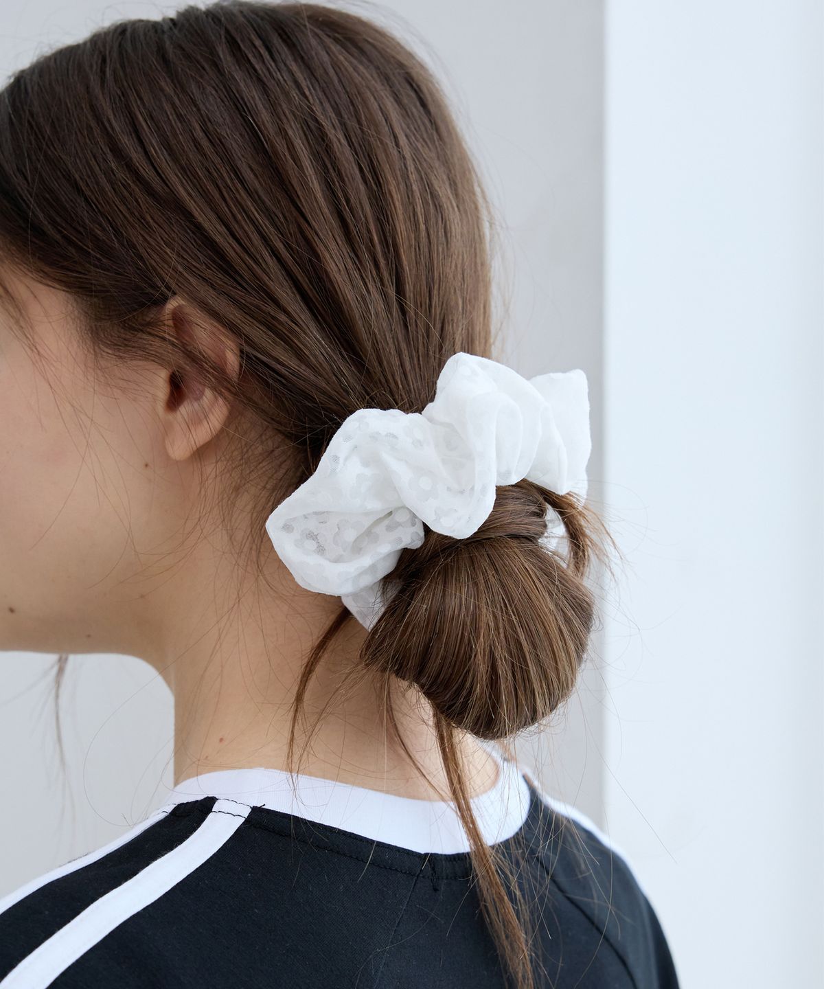핑크파인애플(PINK PINEAPPLE) DAISY LACE SCRUNCHIE_WHITE