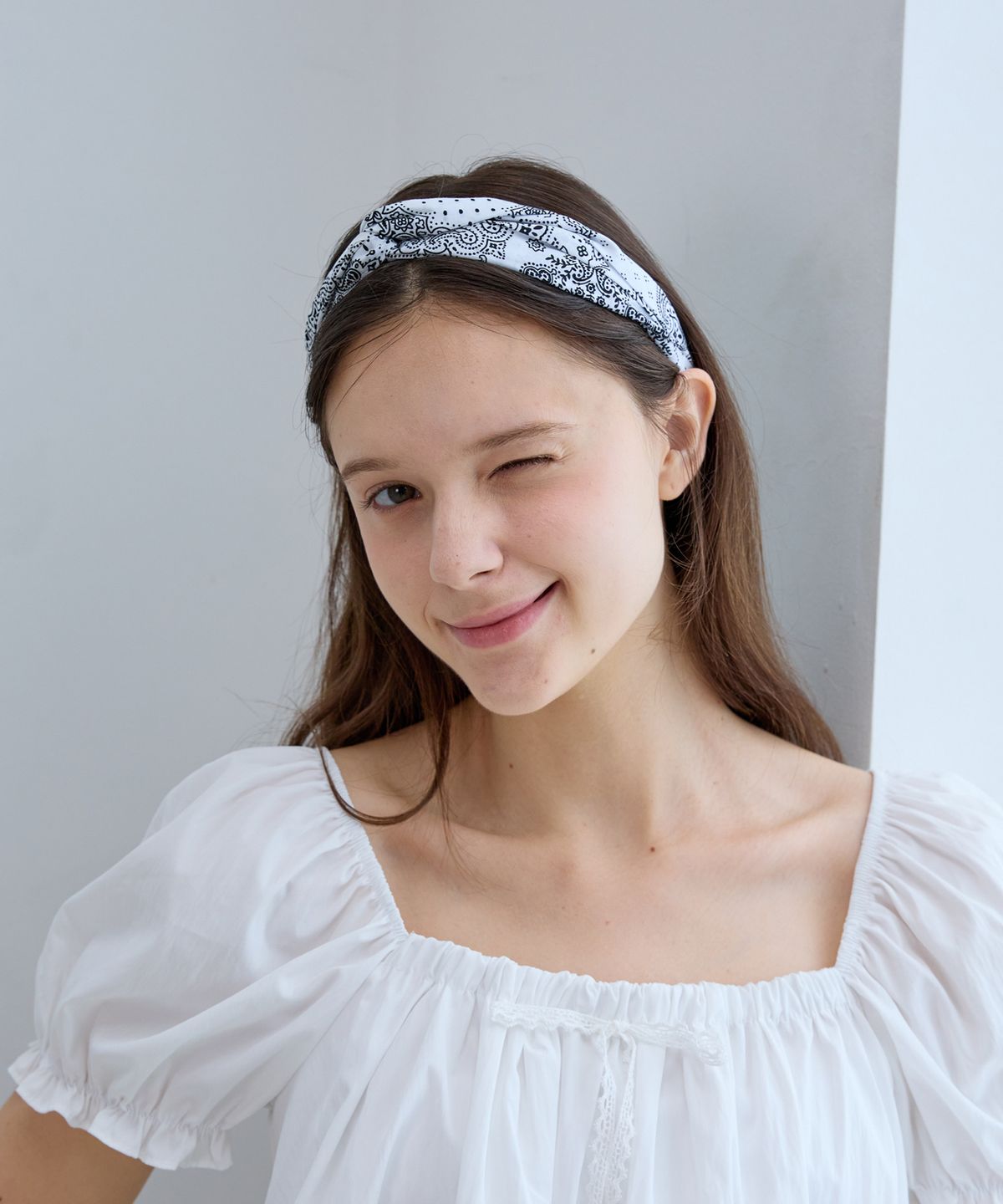 핑크파인애플(PINK PINEAPPLE) PAISLEY HAIRBAND_WHITE