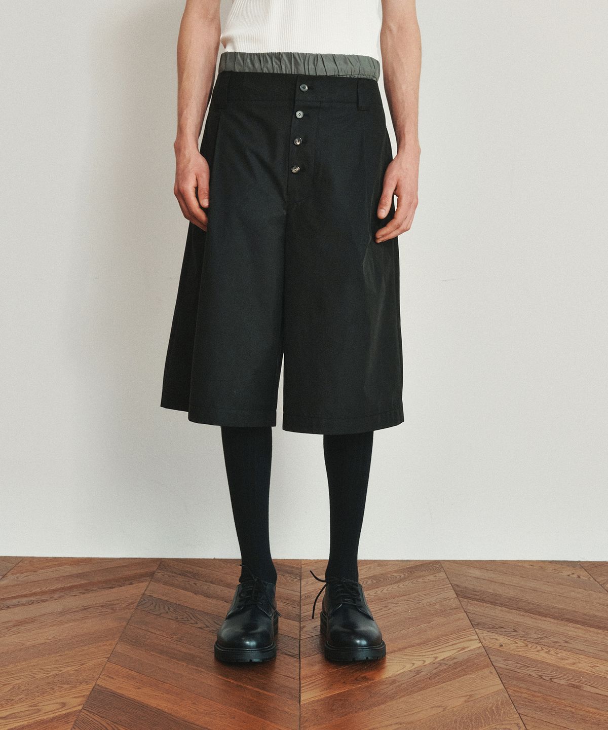 호이테(HEUTE) COLE BERMUDA SHORTS (BLACK)