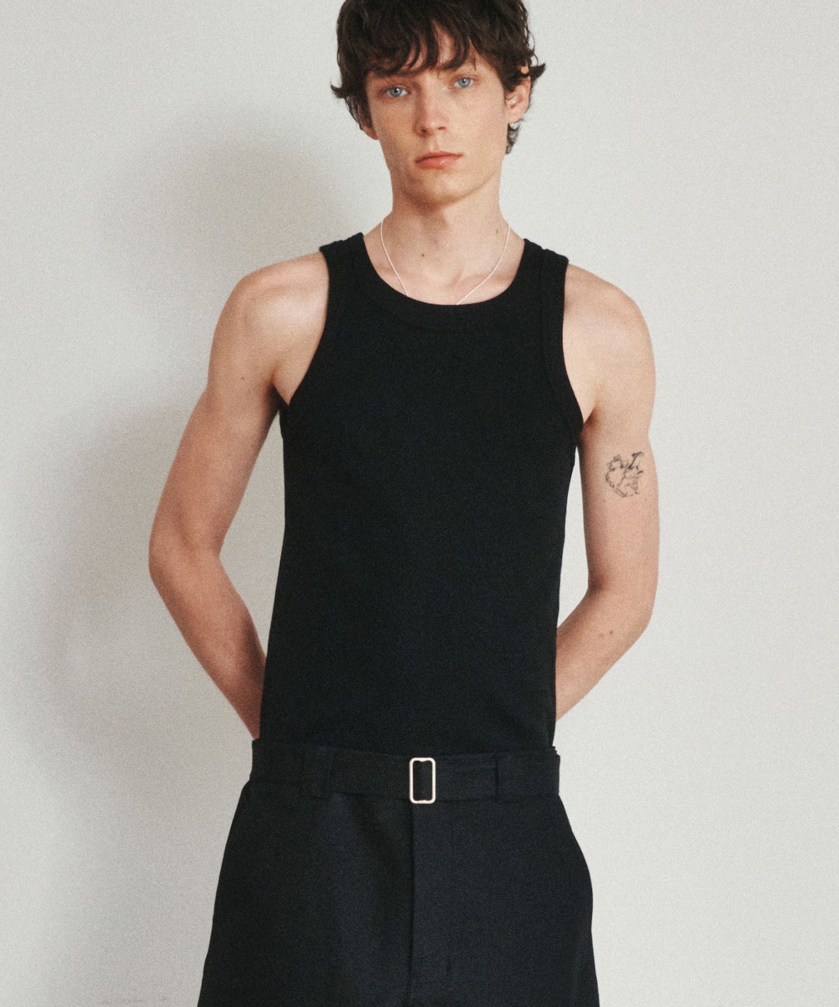 호이테(HEUTE) SOLID SLEVELESS TOP (BLACK)
