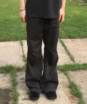 다트 디테일 플레어 팬츠_차콜