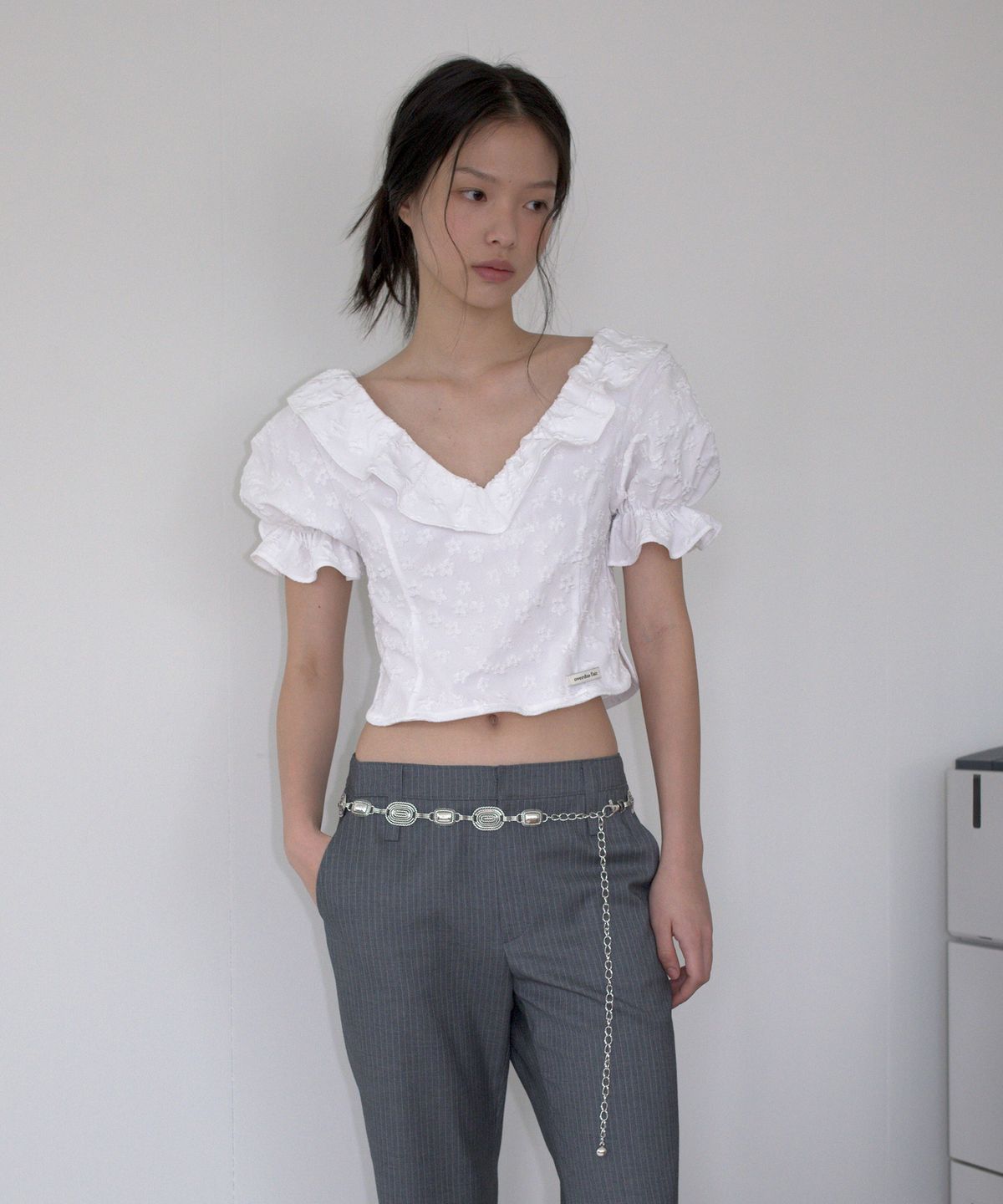오버듀플레어(OVERDUEFLAIR) RUFFLE JACQUARD BLOUSE_WHITE