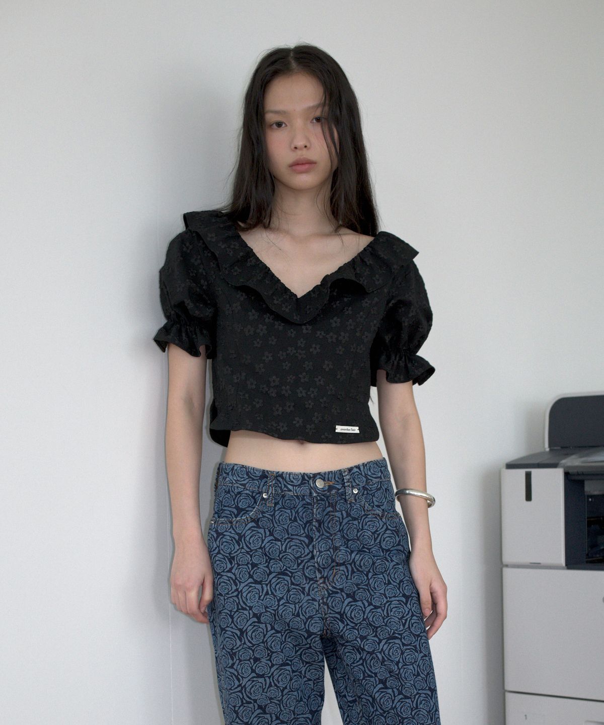 오버듀플레어(OVERDUEFLAIR) RUFFLE JACQUARD BLOUSE_BLACK