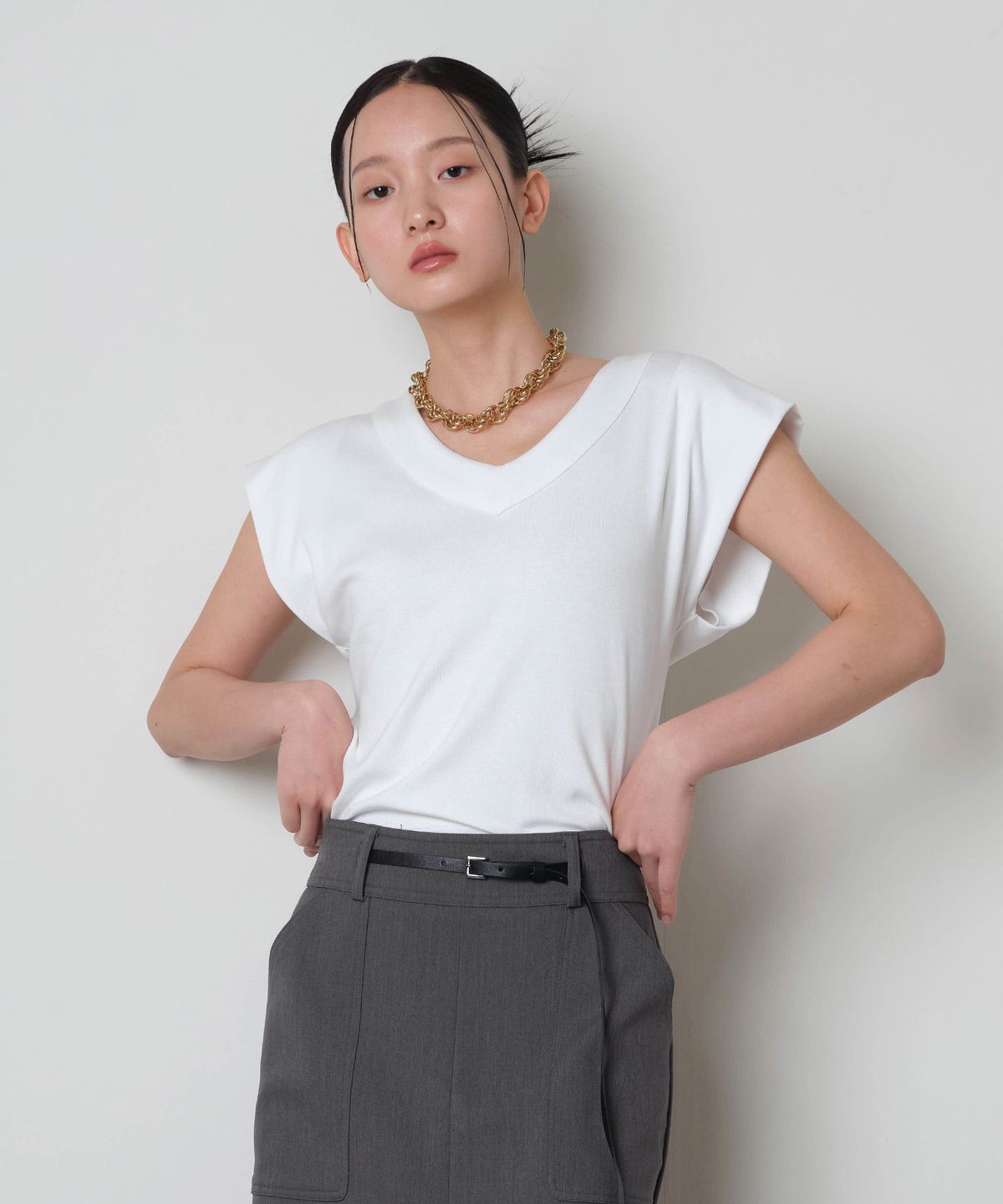 러벤티나(LOVENTINA) 소프트 브이넥 티_화이트
