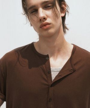 레이어드 헨리넥 하프 슬리브 티셔츠 (브라운그레이)