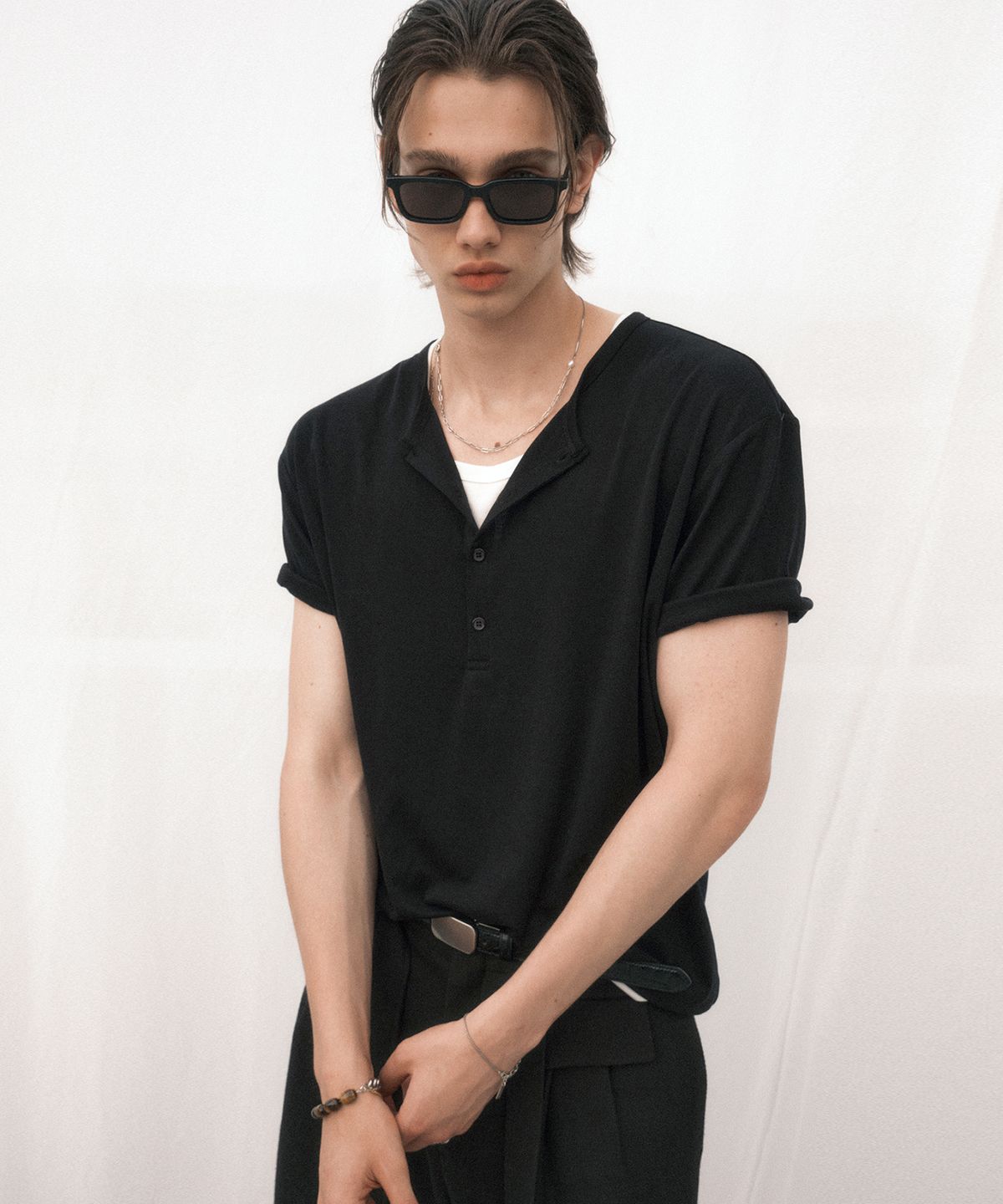 노이어(NOIRER) 레이어드 헨리넥 하프 슬리브 티셔츠 (블랙아이보리)