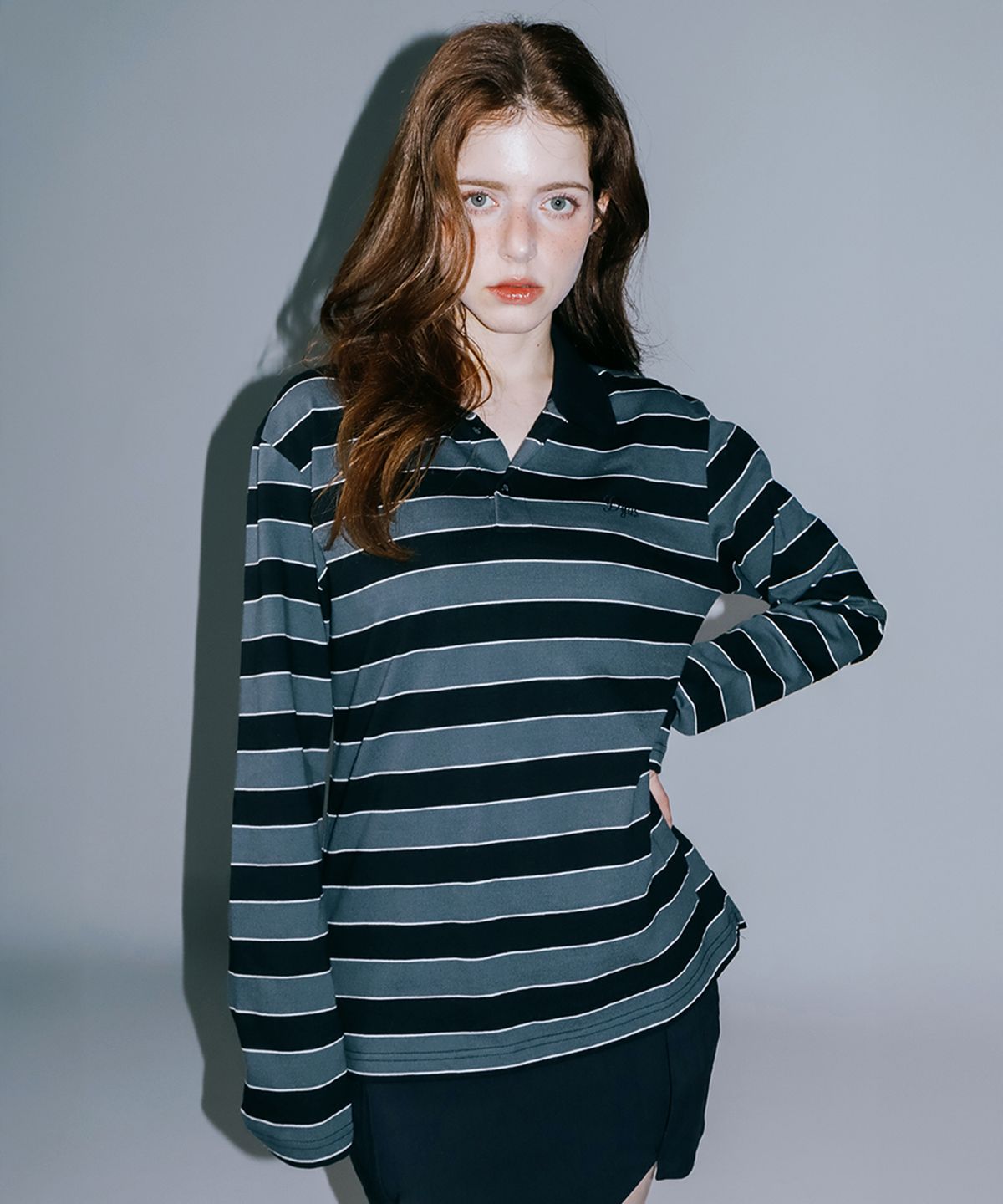 다이어스(DYUS) Striped collar t-shirt [Charcoal]