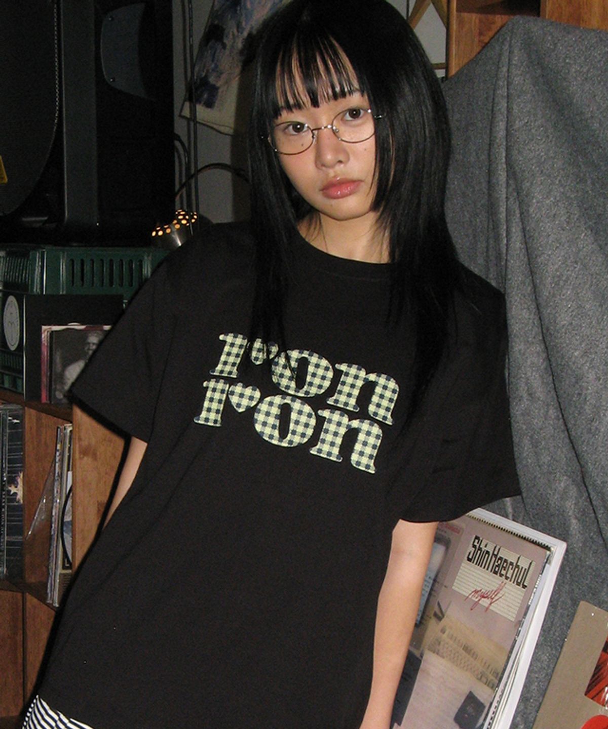 론론(RONRON) PATTERN LOGO BASIC FIT T SHIRT BLACK YELLOW