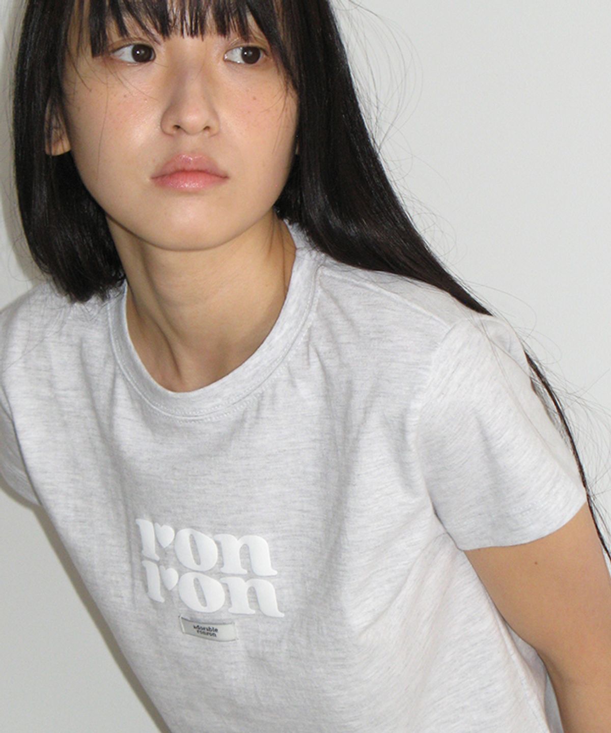 론론(RONRON) LABEL LOGO CROP T SHIRT MELANGE WHITE