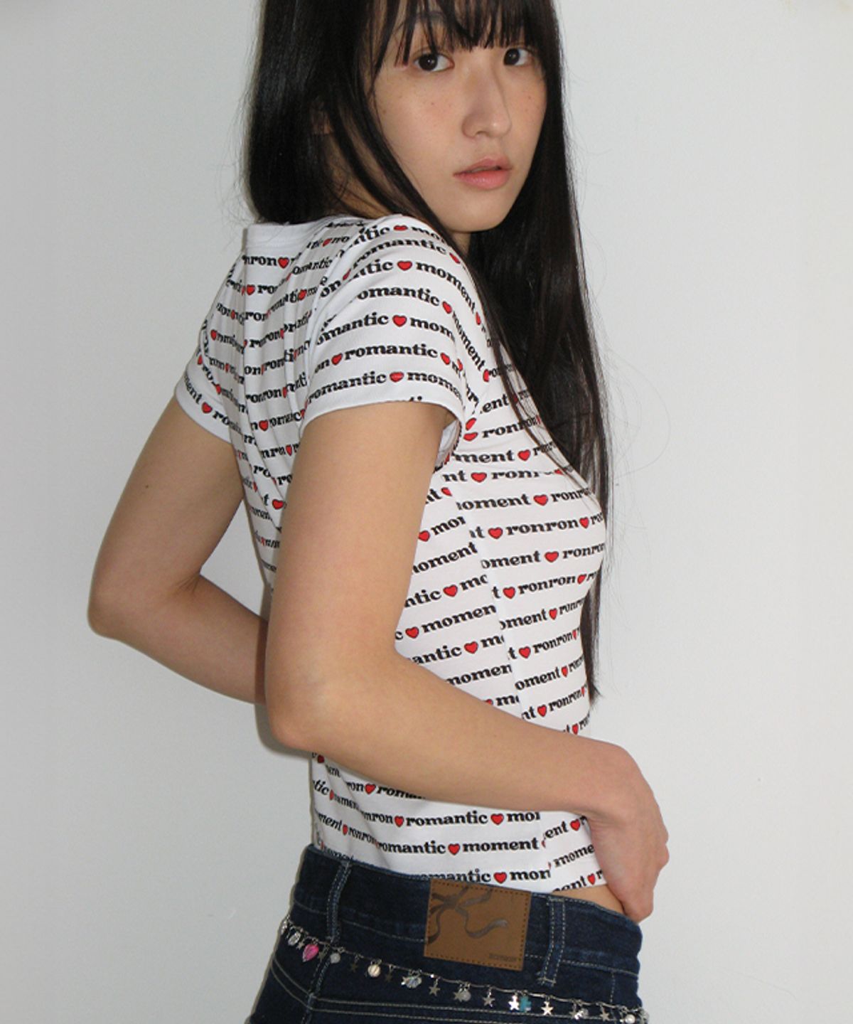 론론(RONRON) ALL OVER PRINT SLIM CROP T SHIRT WHITE