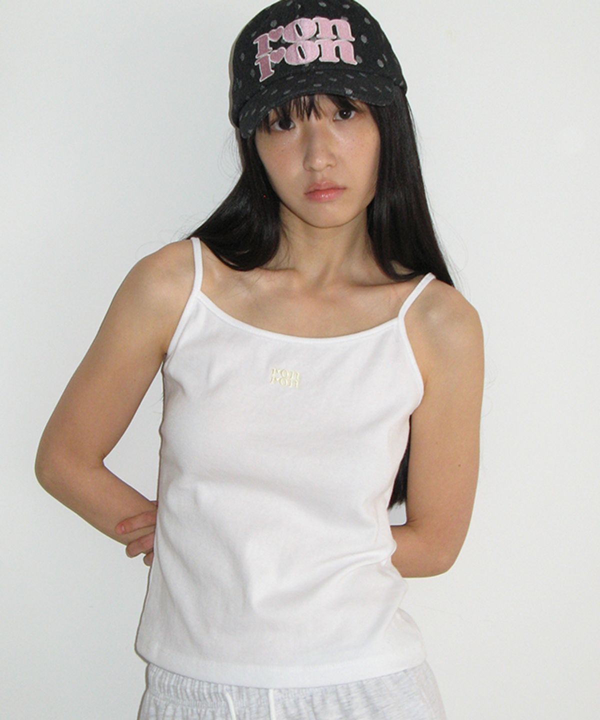 론론(RONRON) SIMPLE LOGO POINT SLEEVELESS WHITE