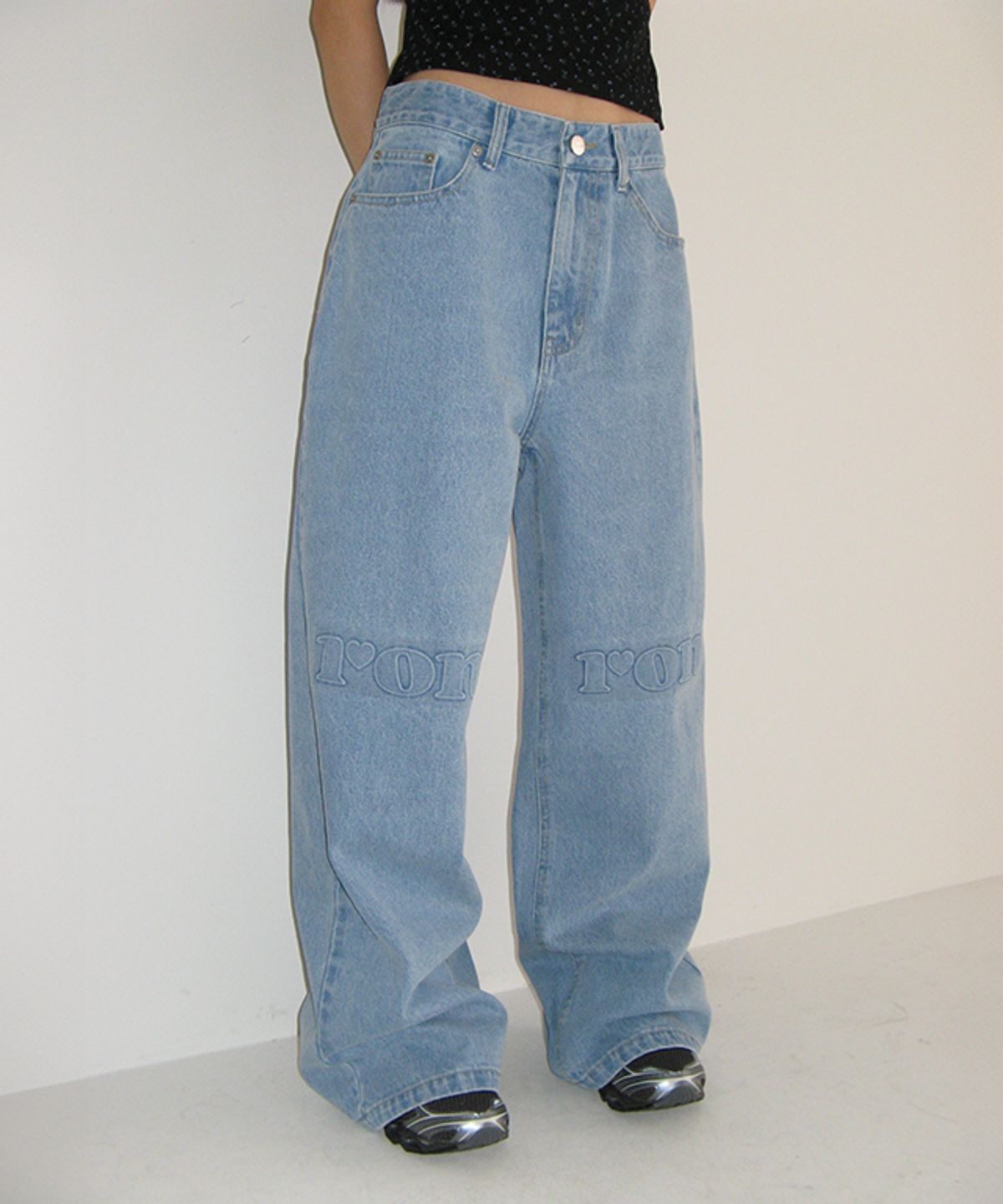 론론(RONRON) EMBOSSED LOGO DENIM PANTS LIGHT BLUE