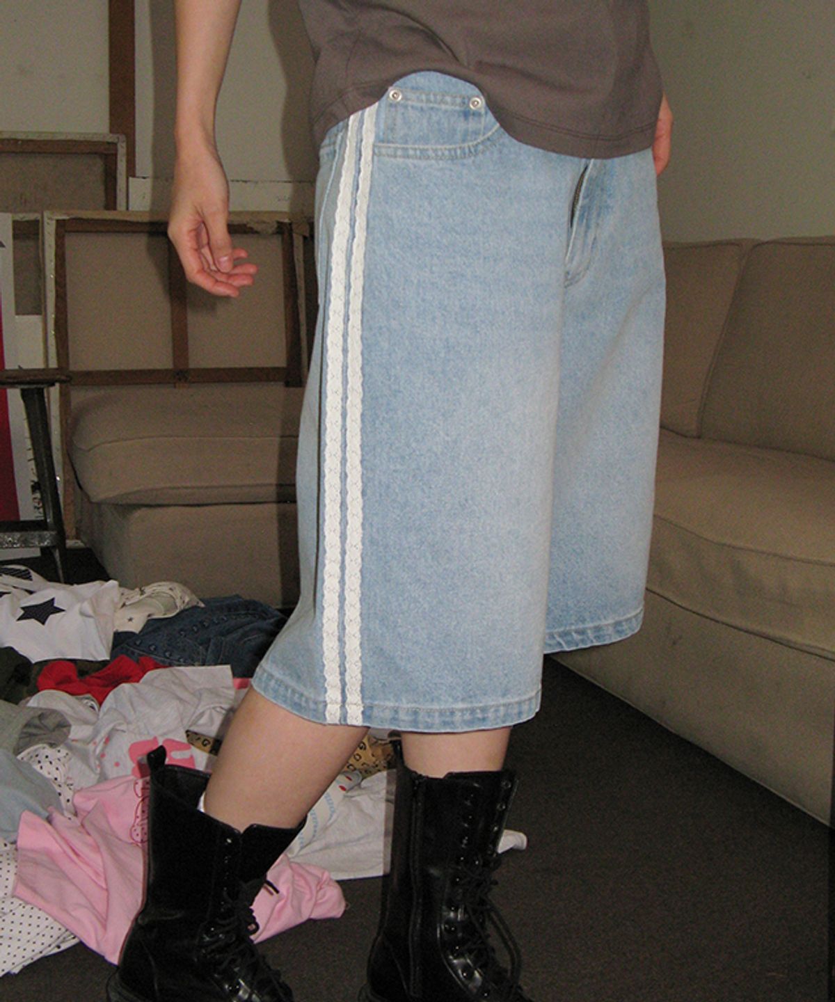 론론(RONRON) SIDE LACE TRACK DENIM SHORTS PANTS LIGHT BLUE