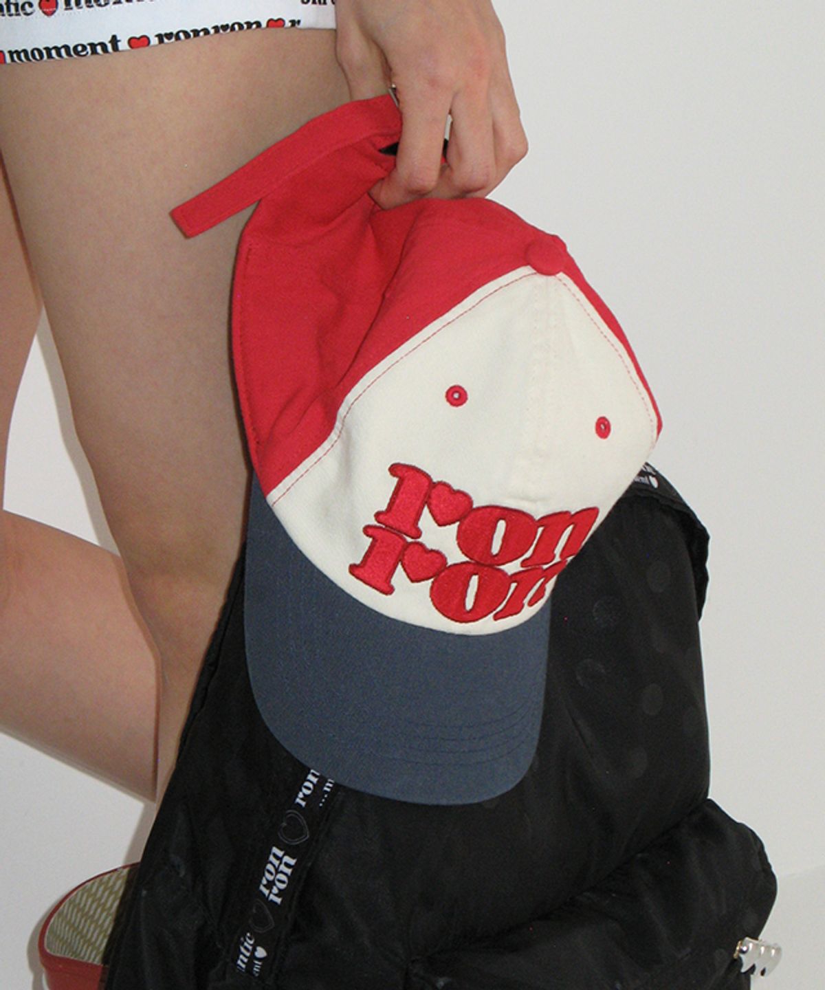 론론(RONRON) LOGO BALL CAP IVORY RED
