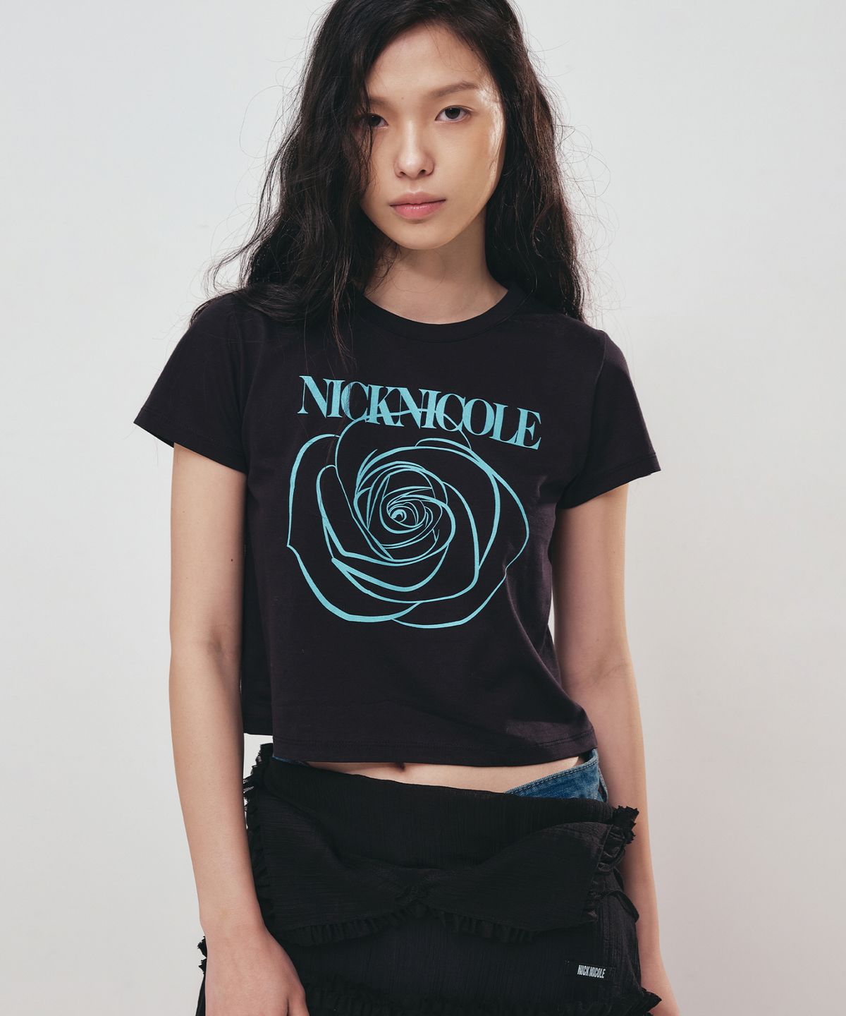 닉앤니콜(NICK&NICOLE) ROSE SIGNATURE CROP TOP_BLACK SKY BLUE