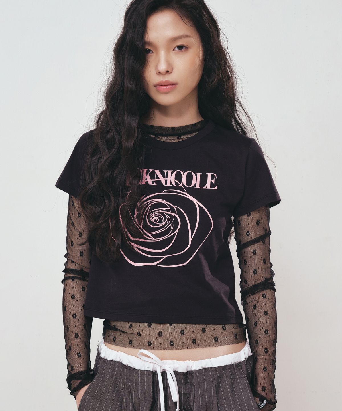 닉앤니콜(NICK&NICOLE) ROSE SIGNATURE CROP TOP_BLACK PINK