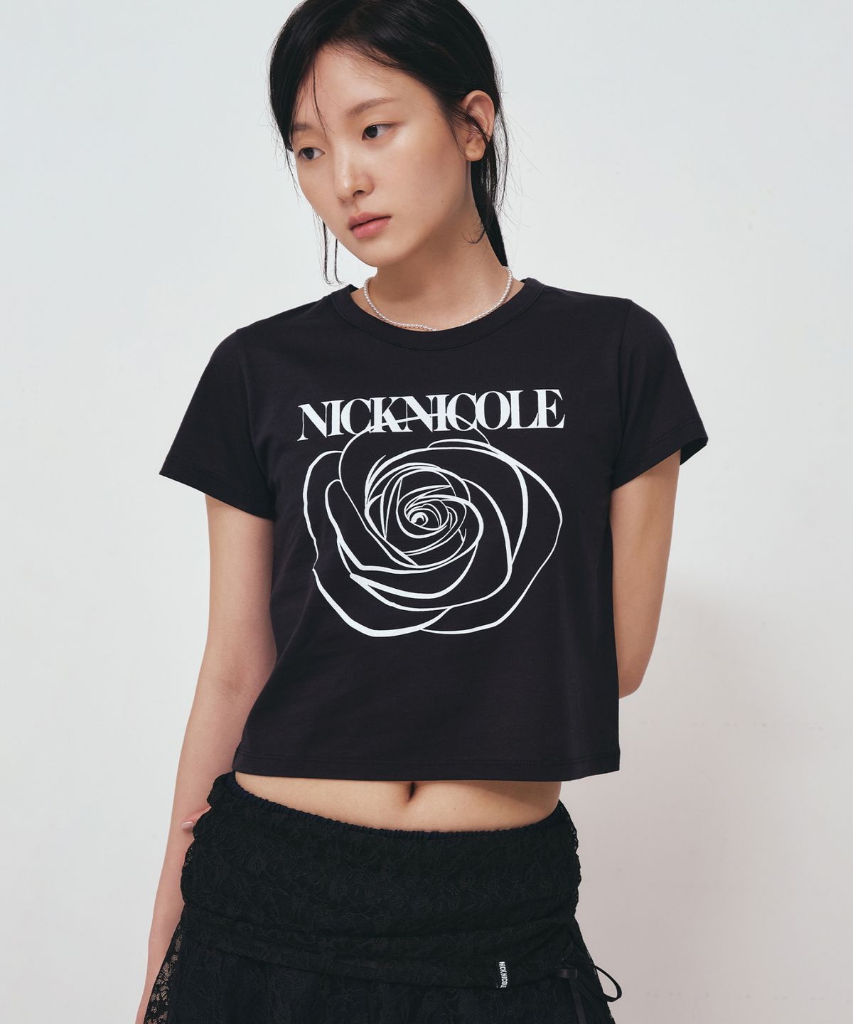 닉앤니콜(NICK&NICOLE) ROSE SIGNATURE CROP TOP_BLACK WHITE