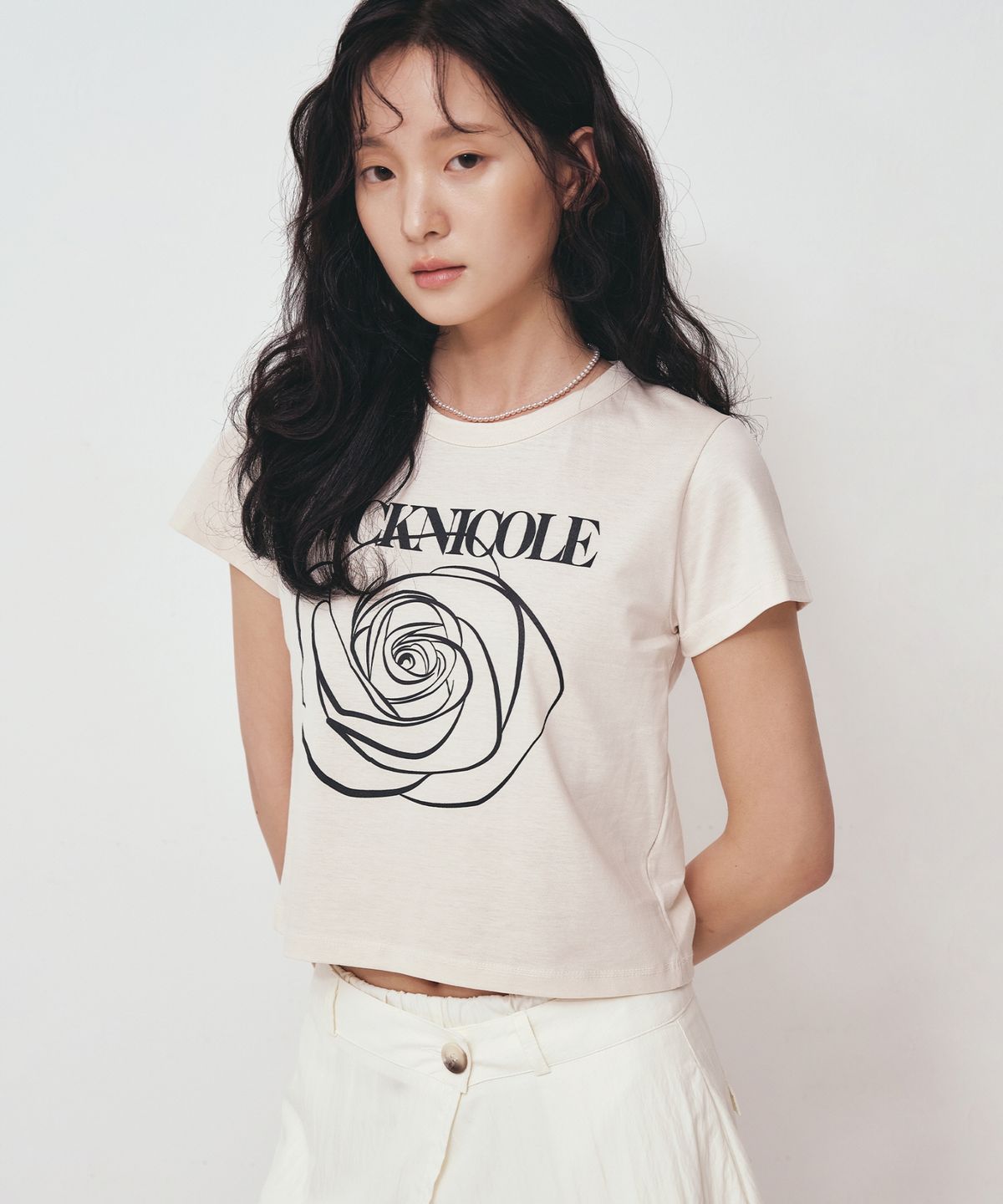 닉앤니콜(NICK&NICOLE) ROSE SIGNATURE CROP TOP_BEIGE BLACK
