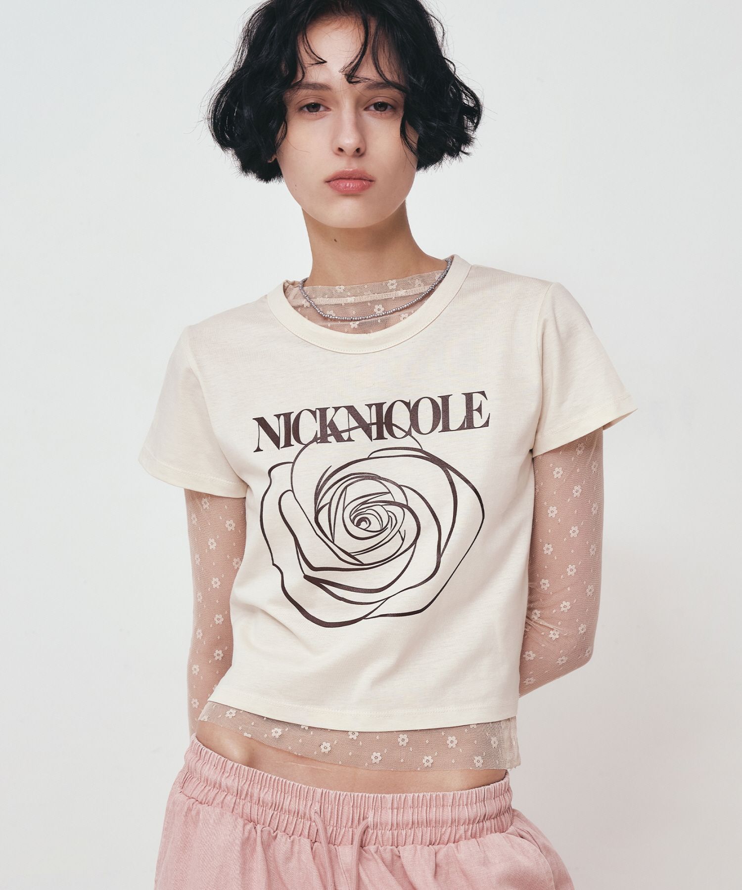 韓国 人気フラワーロゴT[NICK&NICOLE] ROSE SIGNATURE CROP TOP MUSINSA | NICK&NICOLE ROSE SIGNATURE CROP TOP_BEIGE BROWN