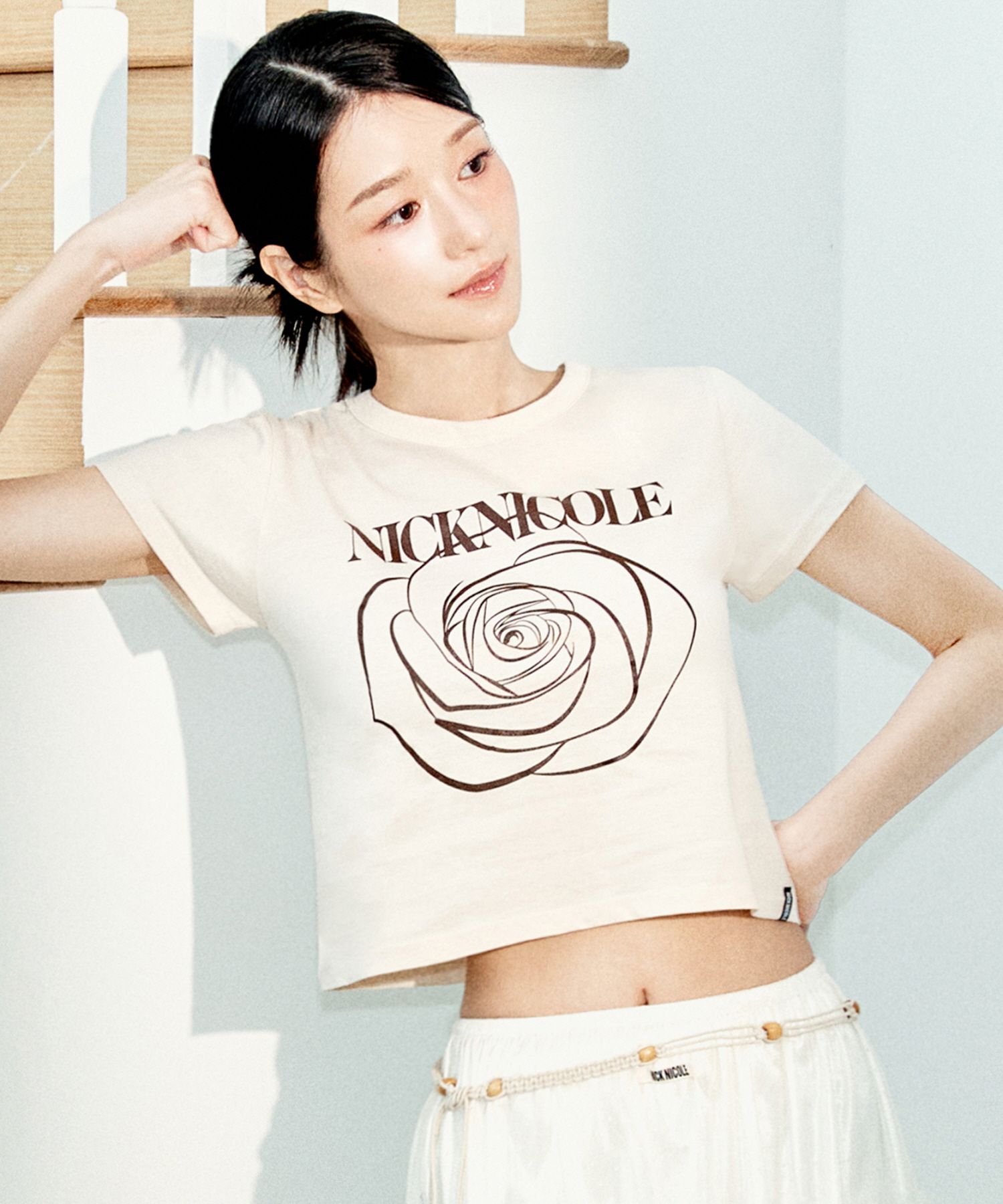 韓国 人気フラワーロゴT[NICK&NICOLE] ROSE SIGNATURE CROP TOP Qoo10] NICK&NICOLE 【韓国人気】ROSE SIGNATURE